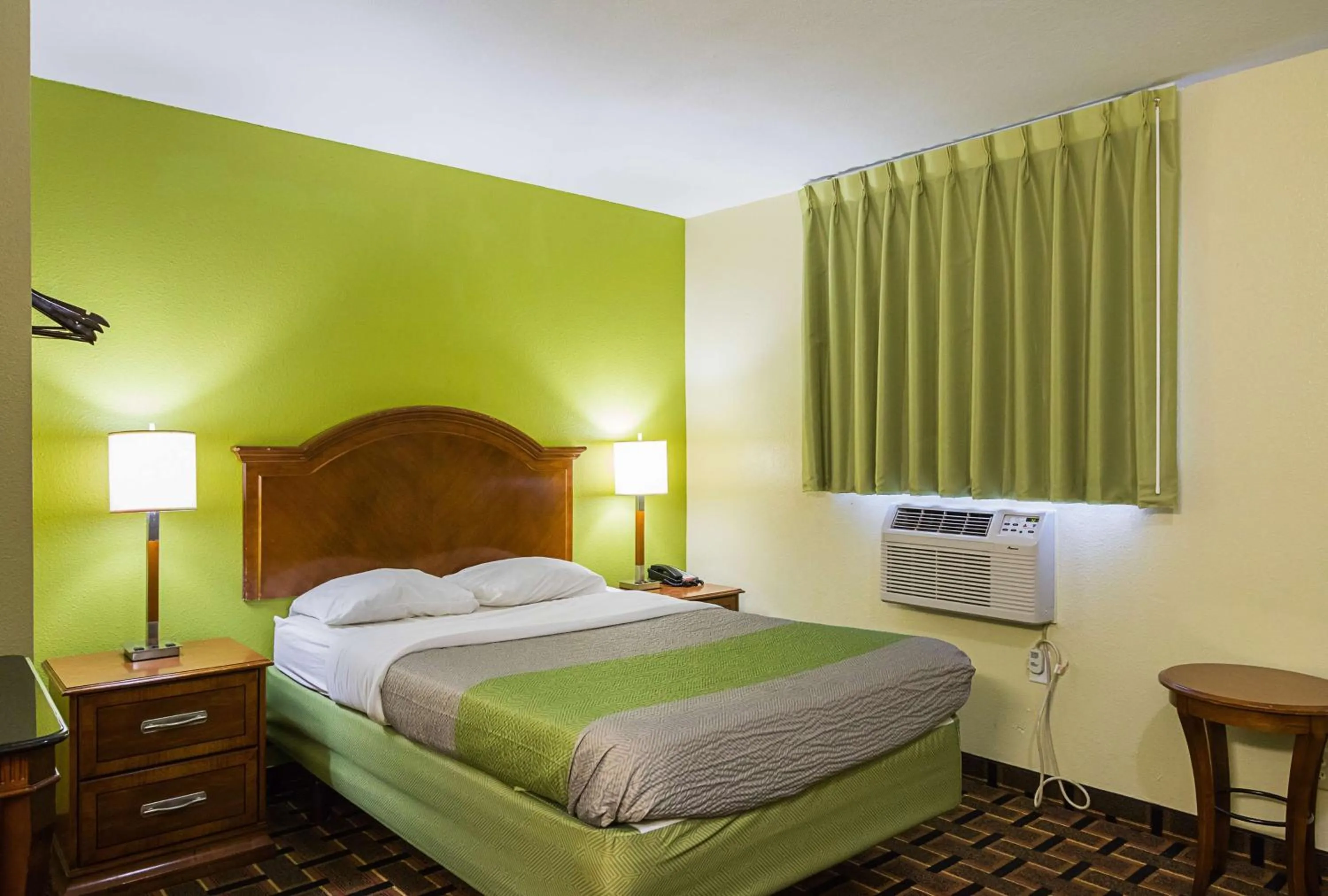 Photo of the whole room, Bed in Savannah Garden Inn
