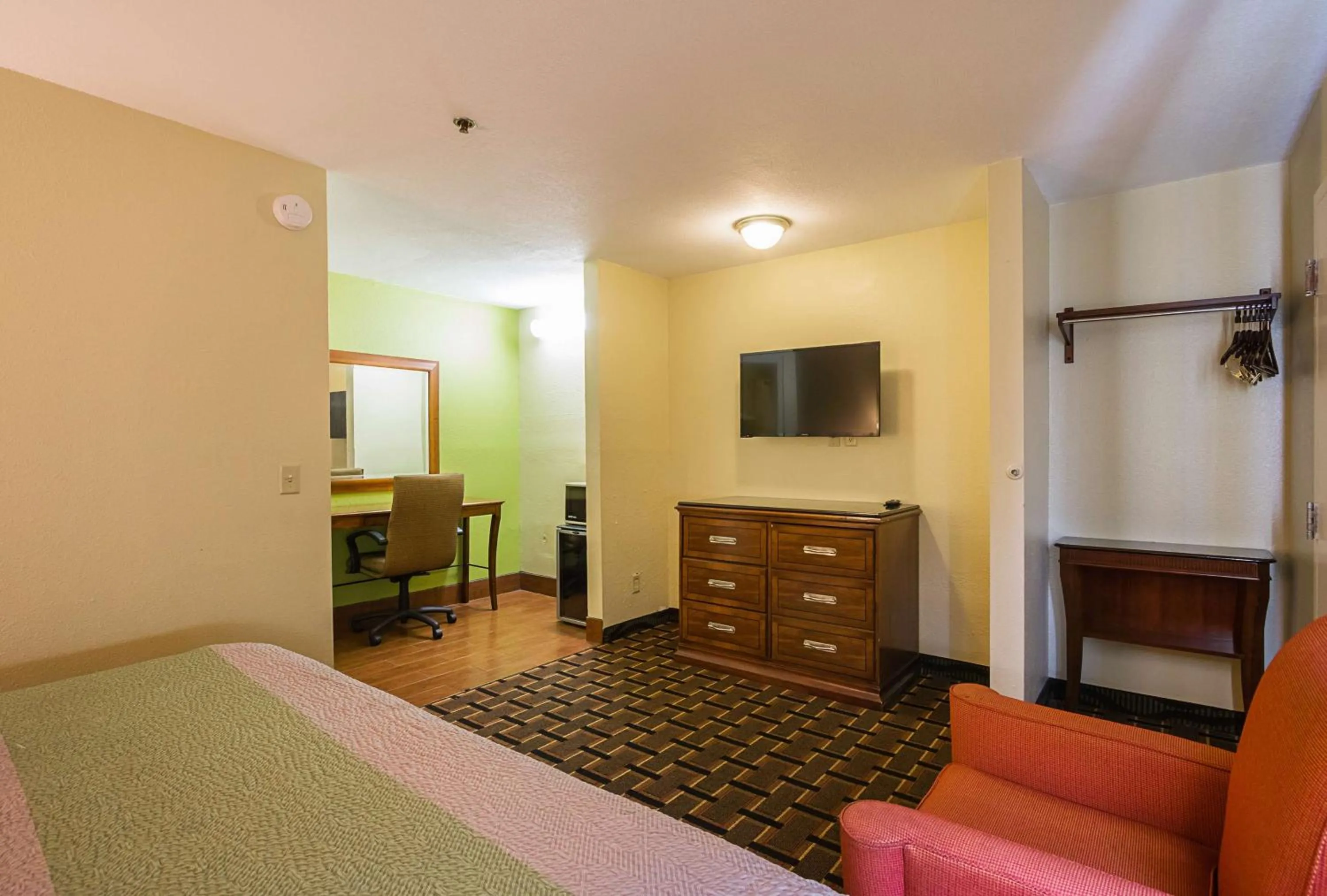TV and multimedia, Bed in Savannah Garden Inn