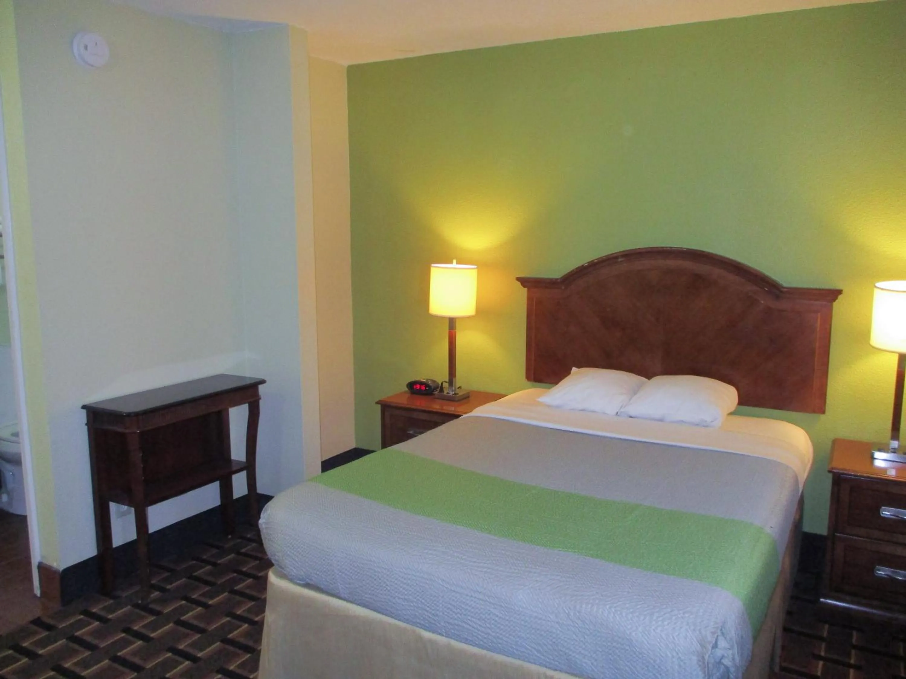 Bedroom, Bed in Savannah Garden Inn