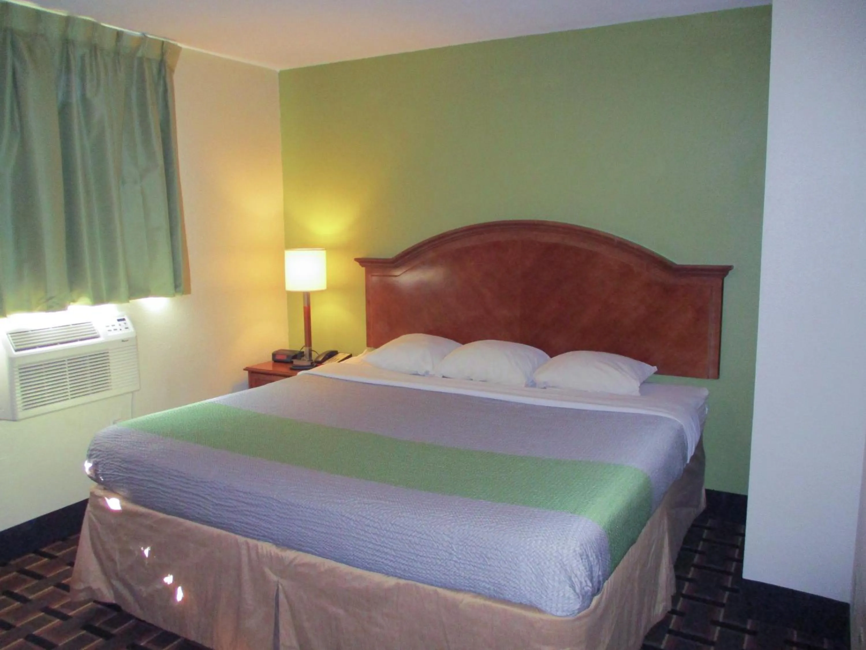 Bedroom, Bed in Savannah Garden Inn