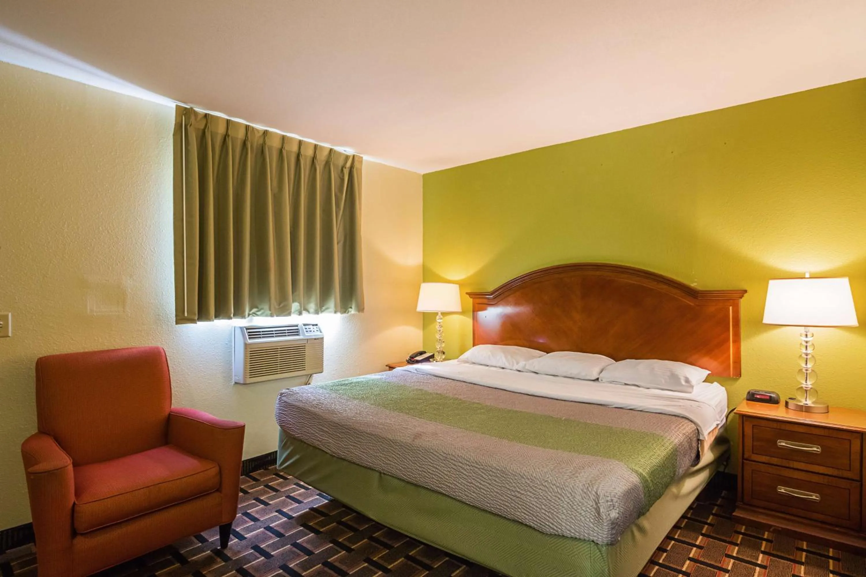Photo of the whole room, Bed in Savannah Garden Inn