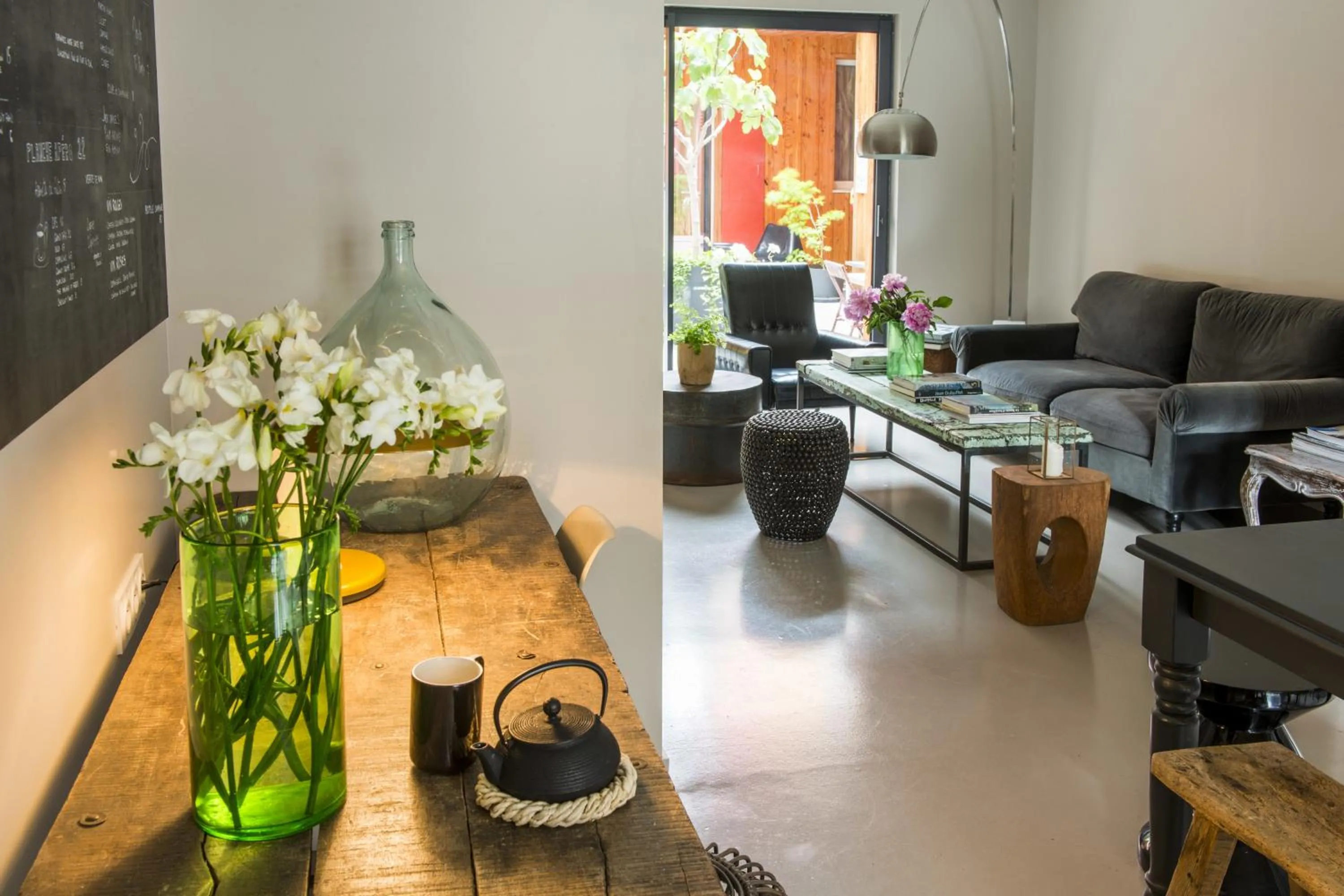 Communal lounge/ TV room in Hotel Home Arcachon