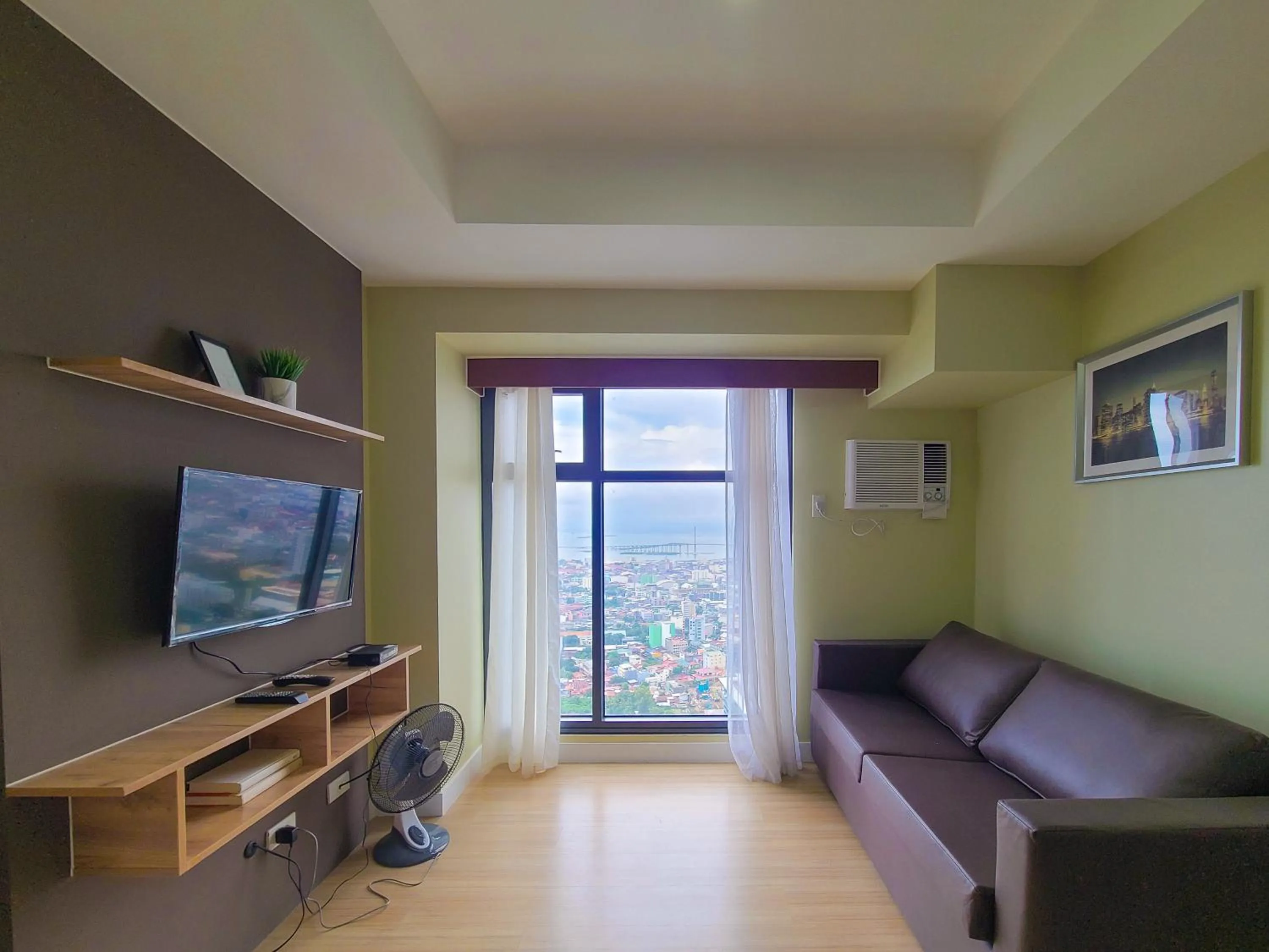 Communal lounge/ TV room in Suite 1 Bedroom with Seaview-Horizons 101