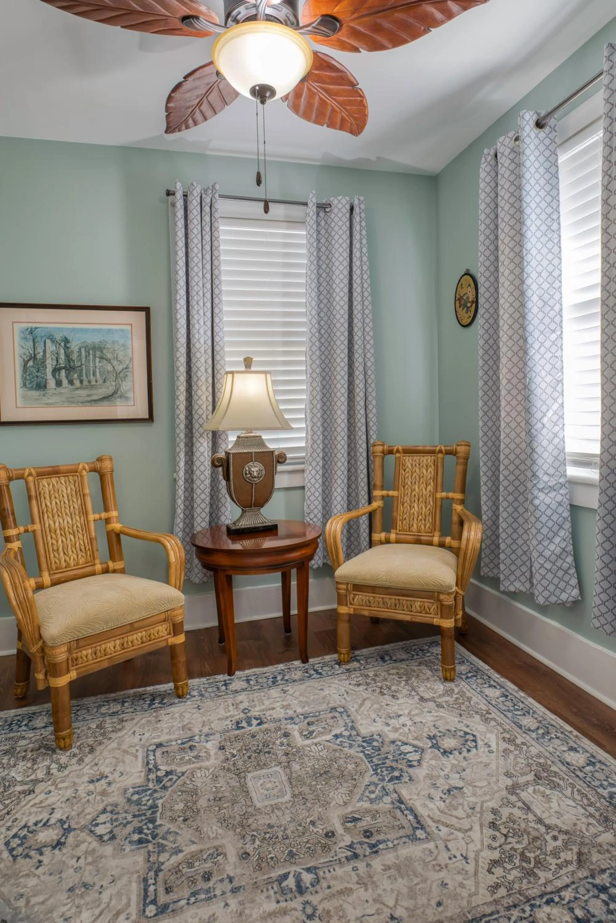Living room in Victorian House Bed and Breakfast