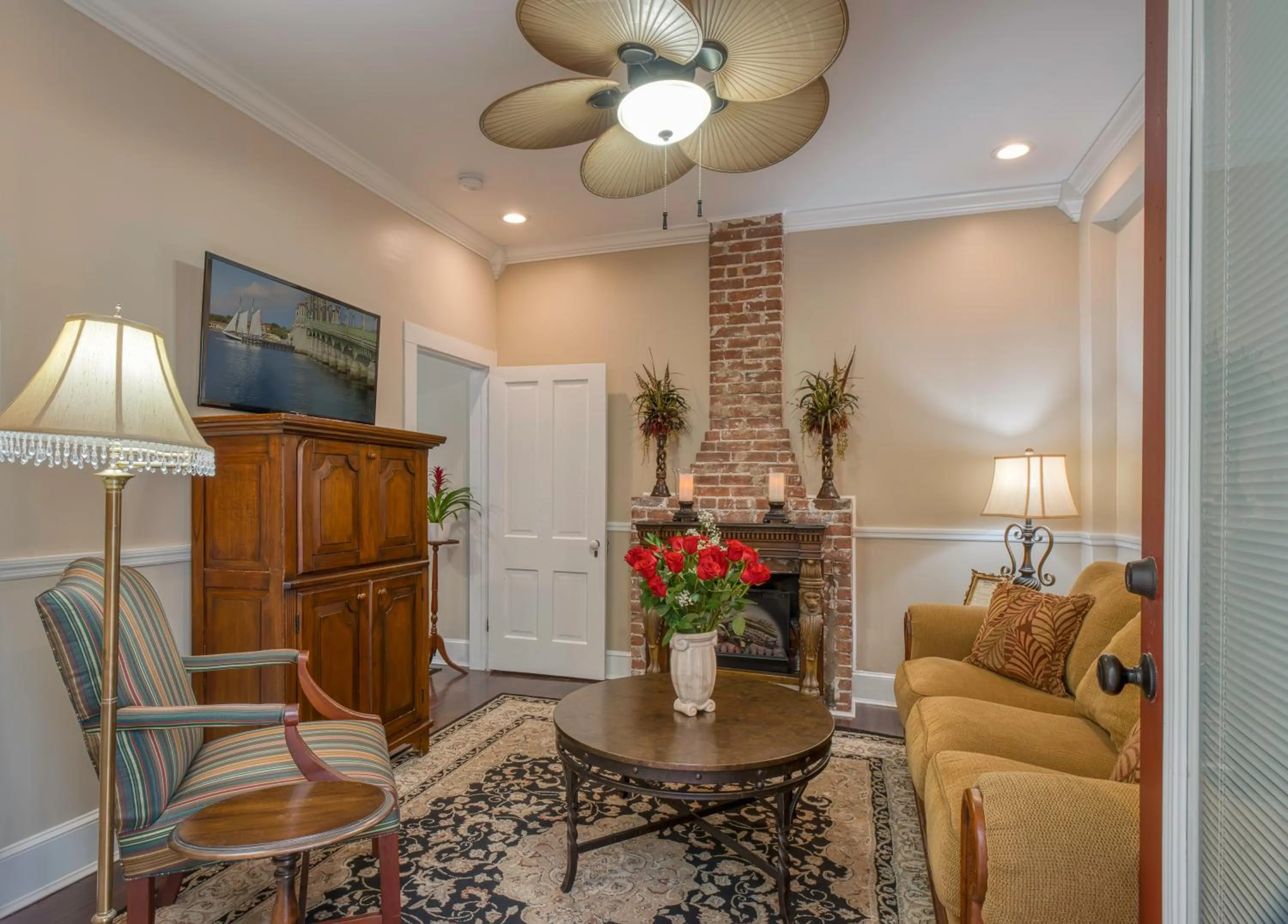 Living room in Victorian House Bed and Breakfast