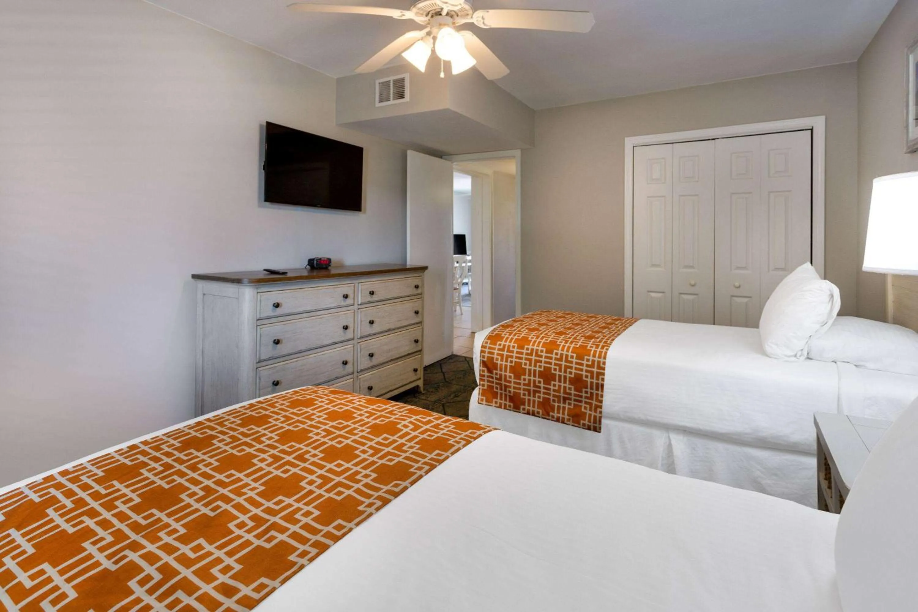 Bed in Sandpebble Beach Club Surfside Beach a Ramada by Wyndham