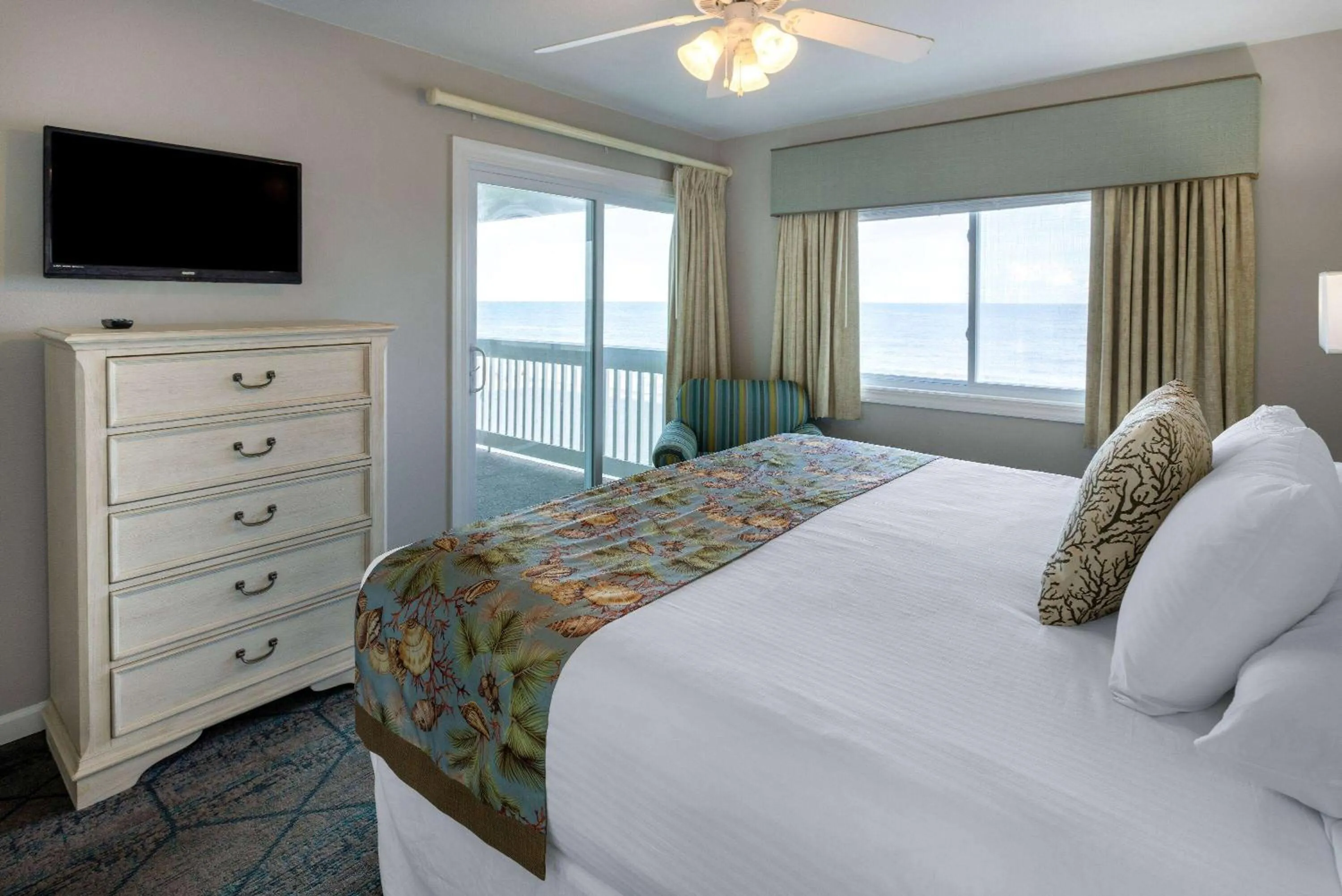 Bed in Sandpebble Beach Club Surfside Beach a Ramada by Wyndham