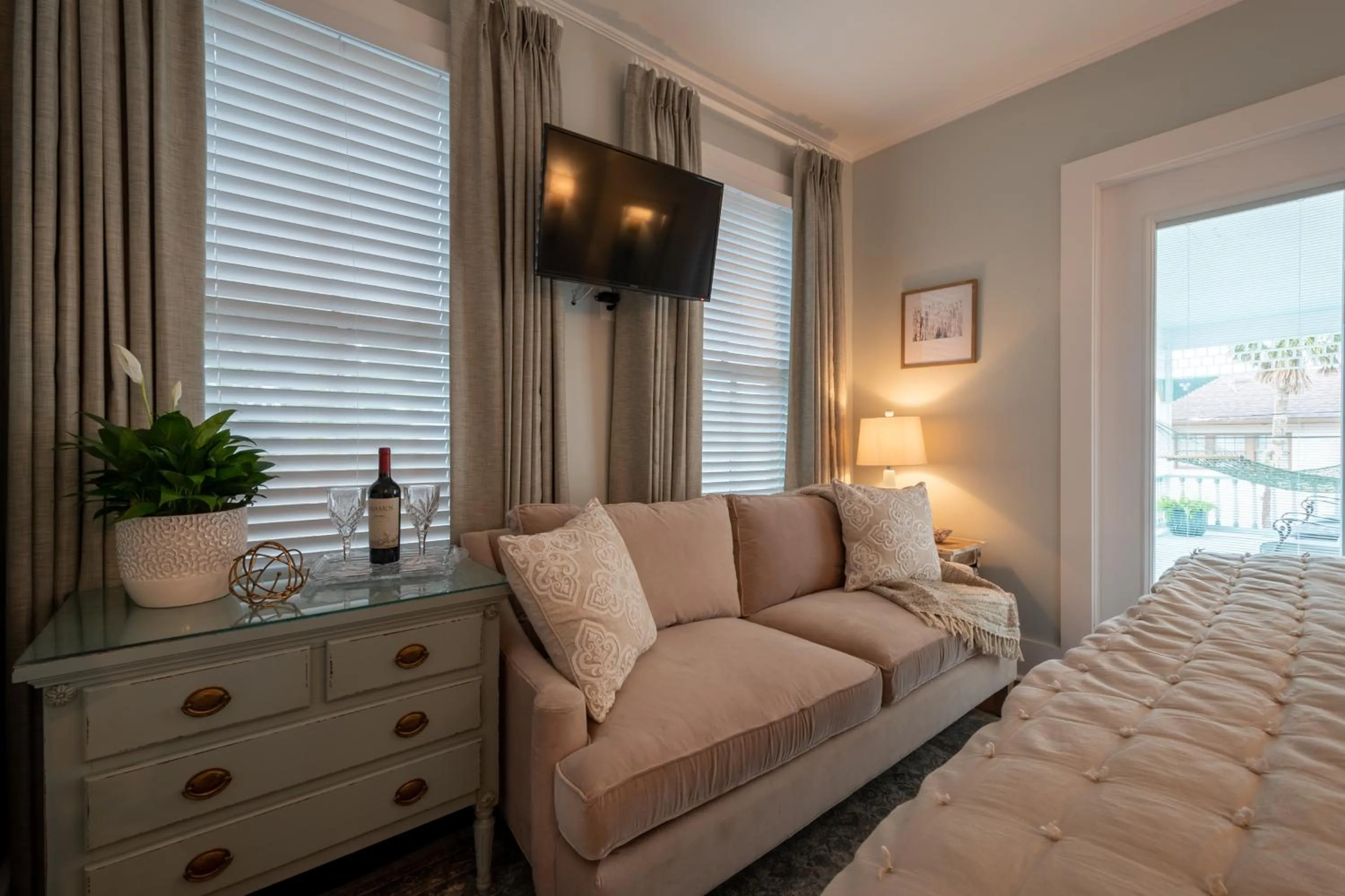 Seating area, Bed in The Kenwood Inn Oldest Bed and Breakfast, St Augustine Historic District