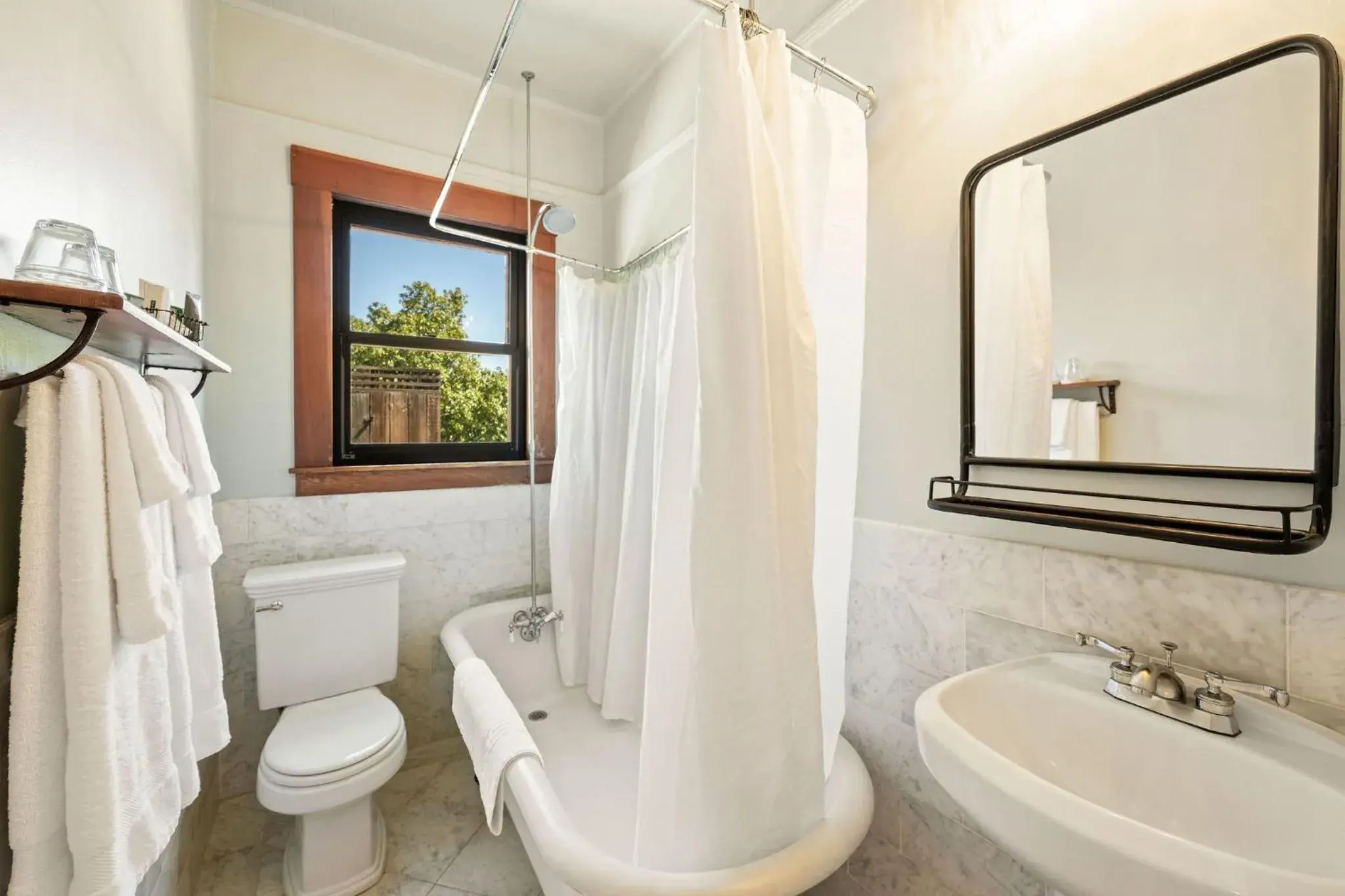 Superior Queen Room, Ensuite (Room 26) in Sonoma Hotel Superior Queen Room, Ensuite (Room 26) in Sonoma Hotel