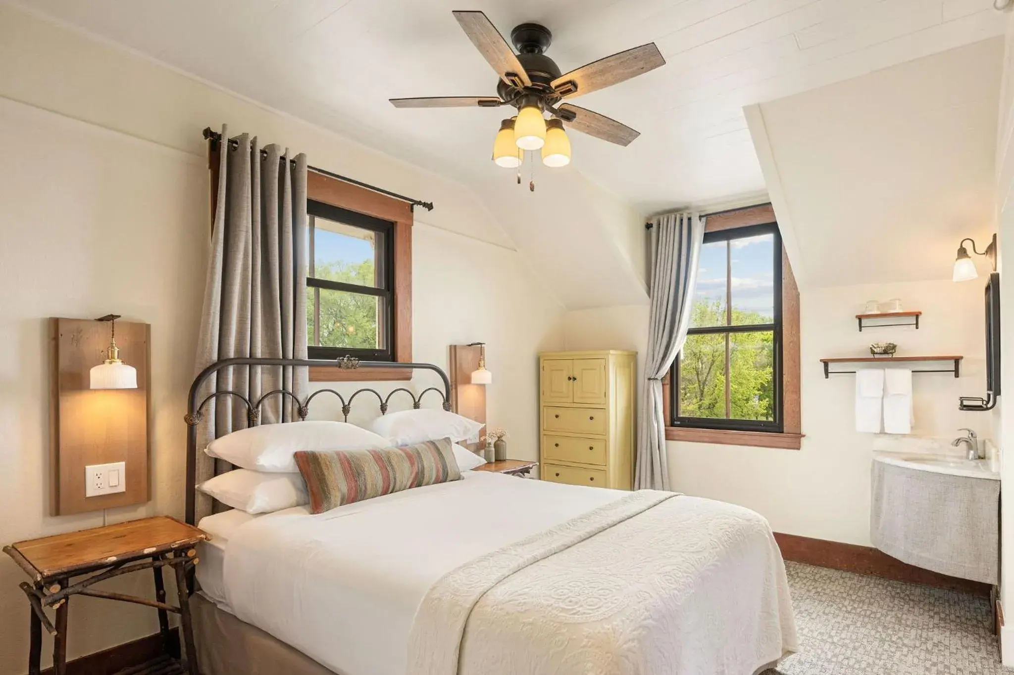 Superior Queen Room, Ensuite, Park View (Room 30) in Sonoma Hotel Superior Queen Room, Ensuite, Park View (Room 30) in Sonoma Hotel