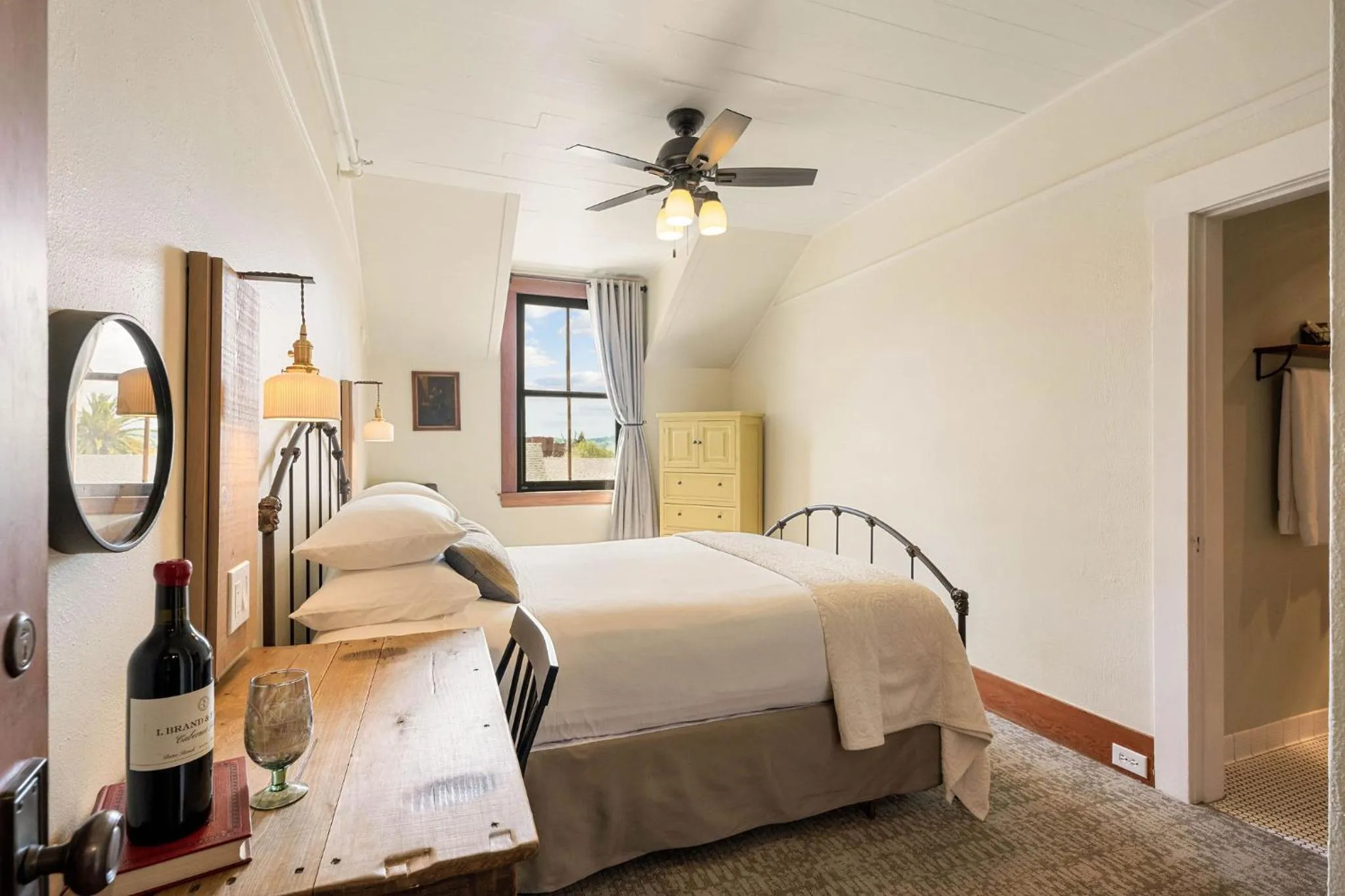 Photo of the whole room, Bed in Sonoma Hotel