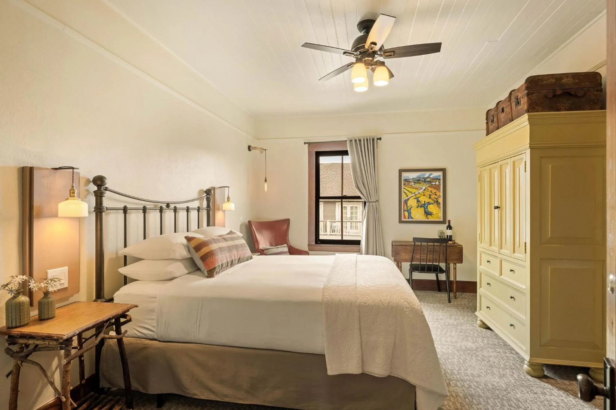 Photo of the whole room, Bed in Sonoma Hotel