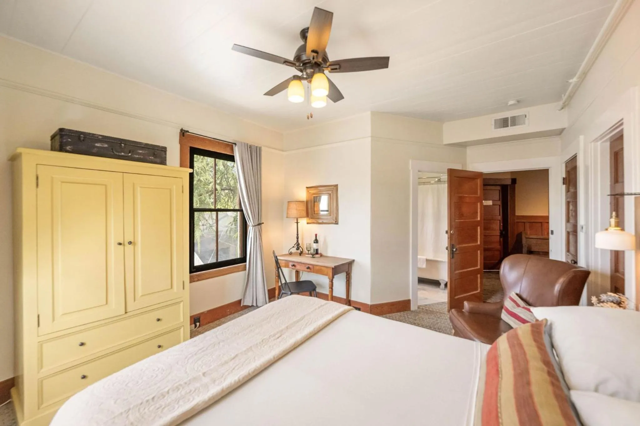 Photo of the whole room, Bed in Sonoma Hotel