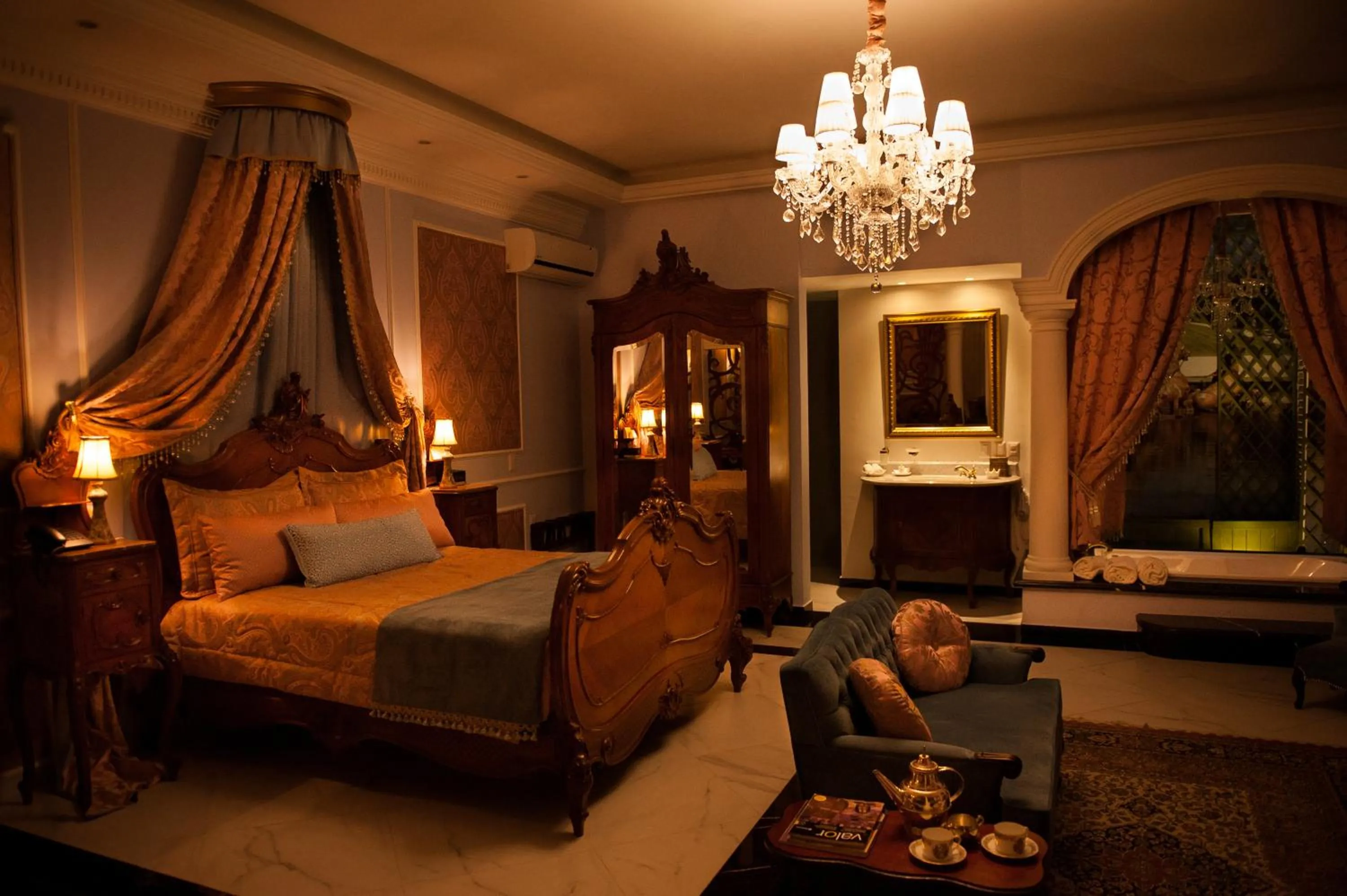 Bed in Grand Hotel Tepatitlán