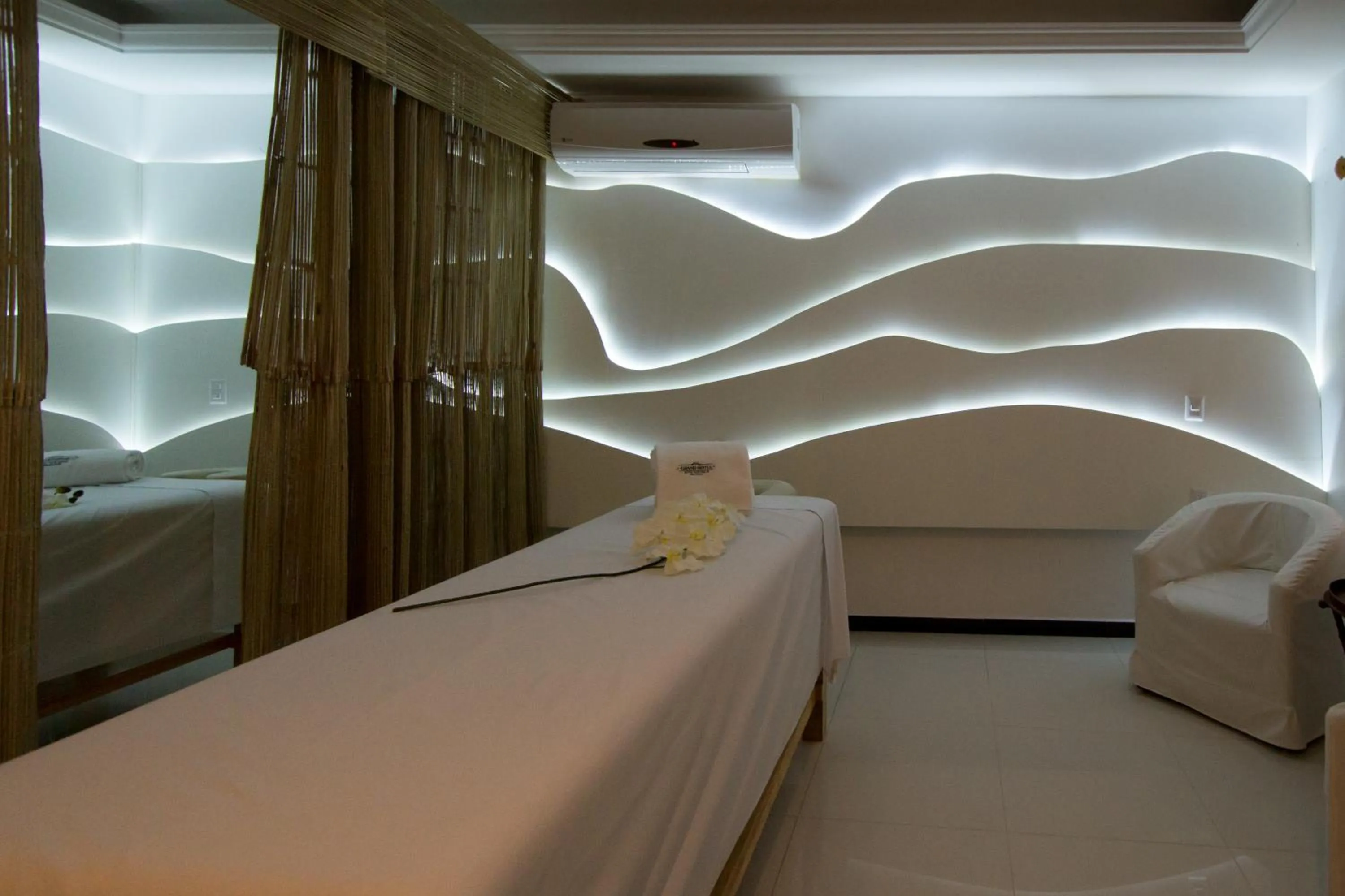 Massage, Bed in Grand Hotel Tepatitlán