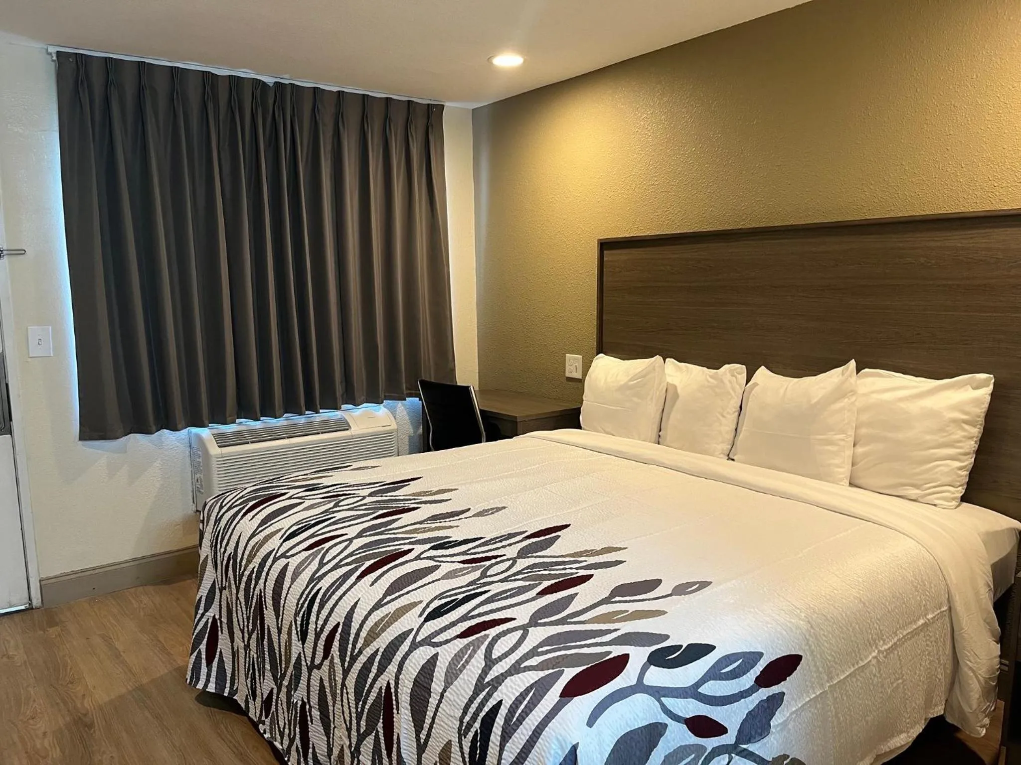 Photo of the whole room in Red Roof Inn Haltom City