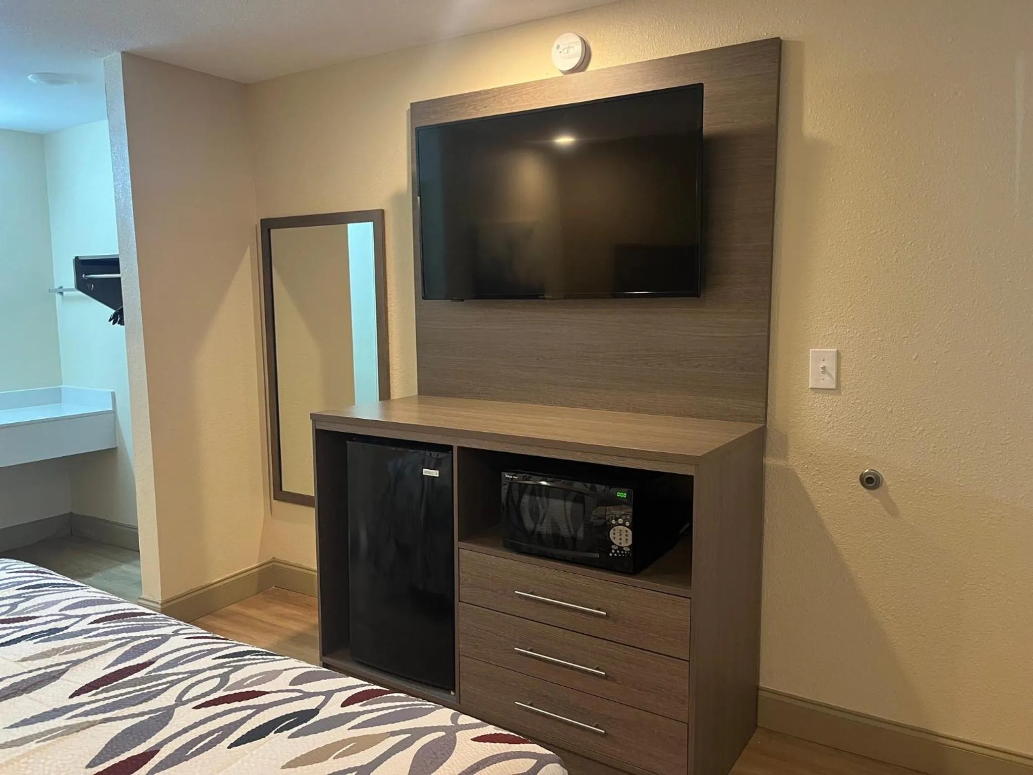 Photo of the whole room in Red Roof Inn Haltom City