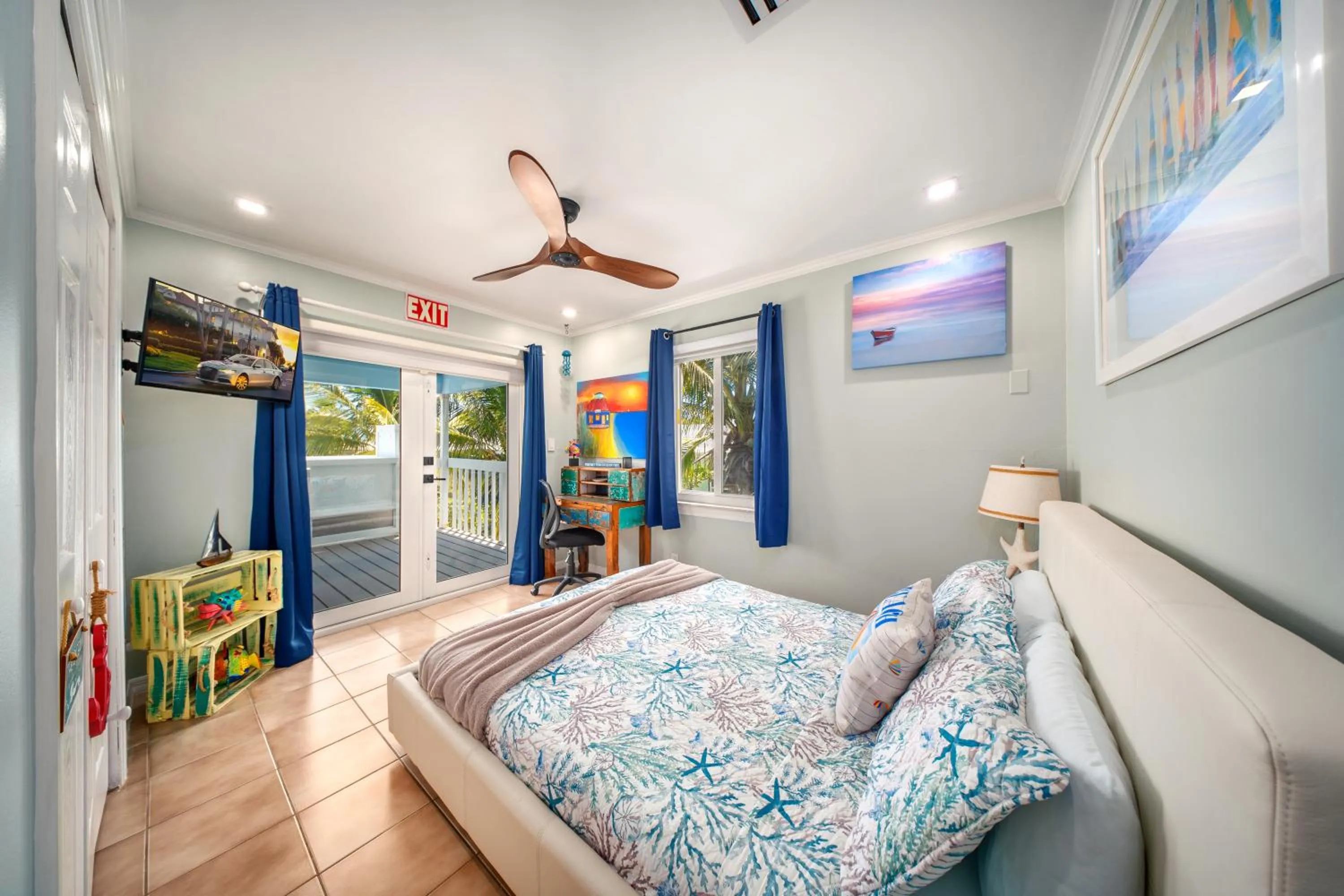 Bed in Casa Blue Pelican.