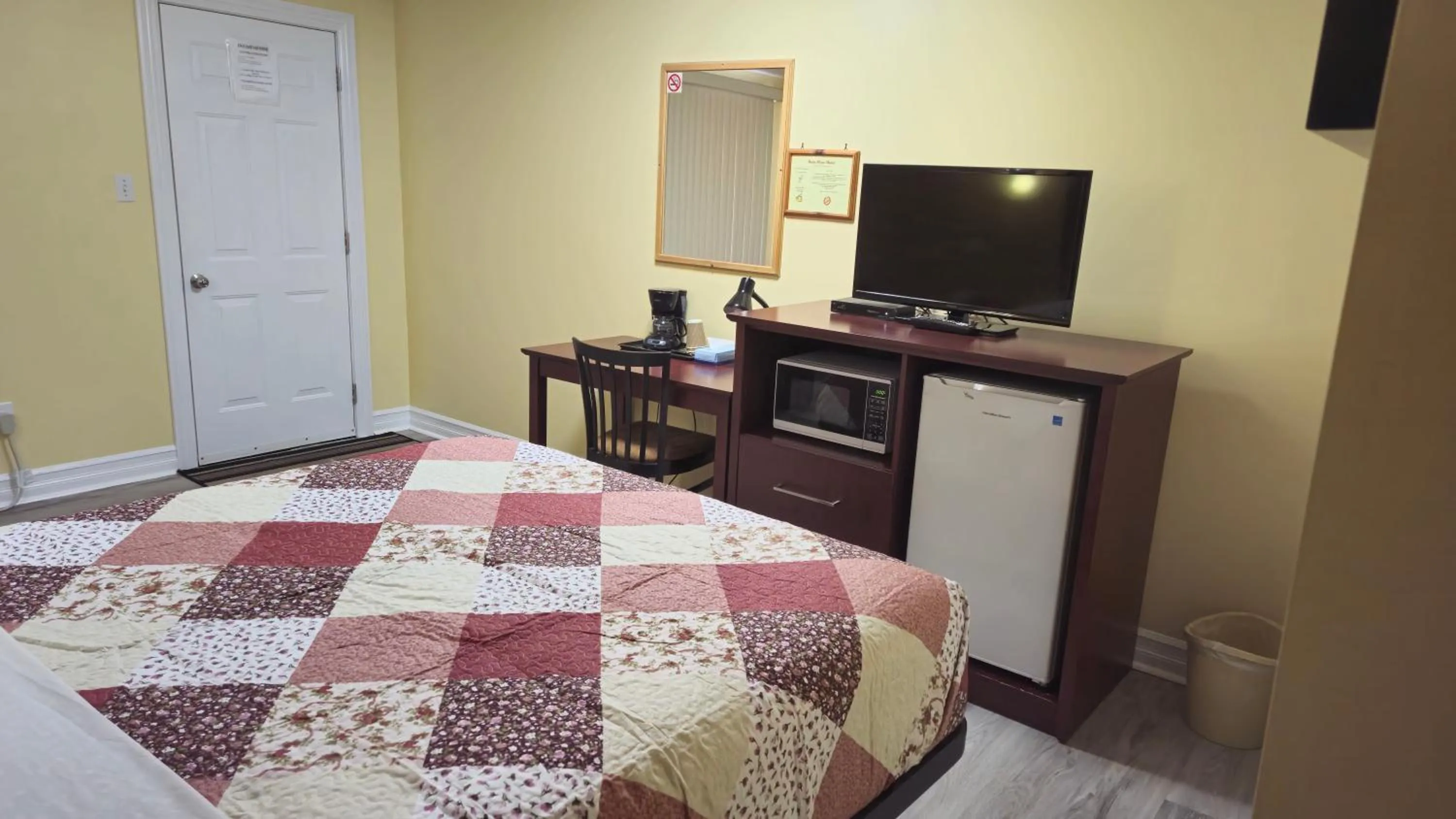 Bed in Deep River Motel