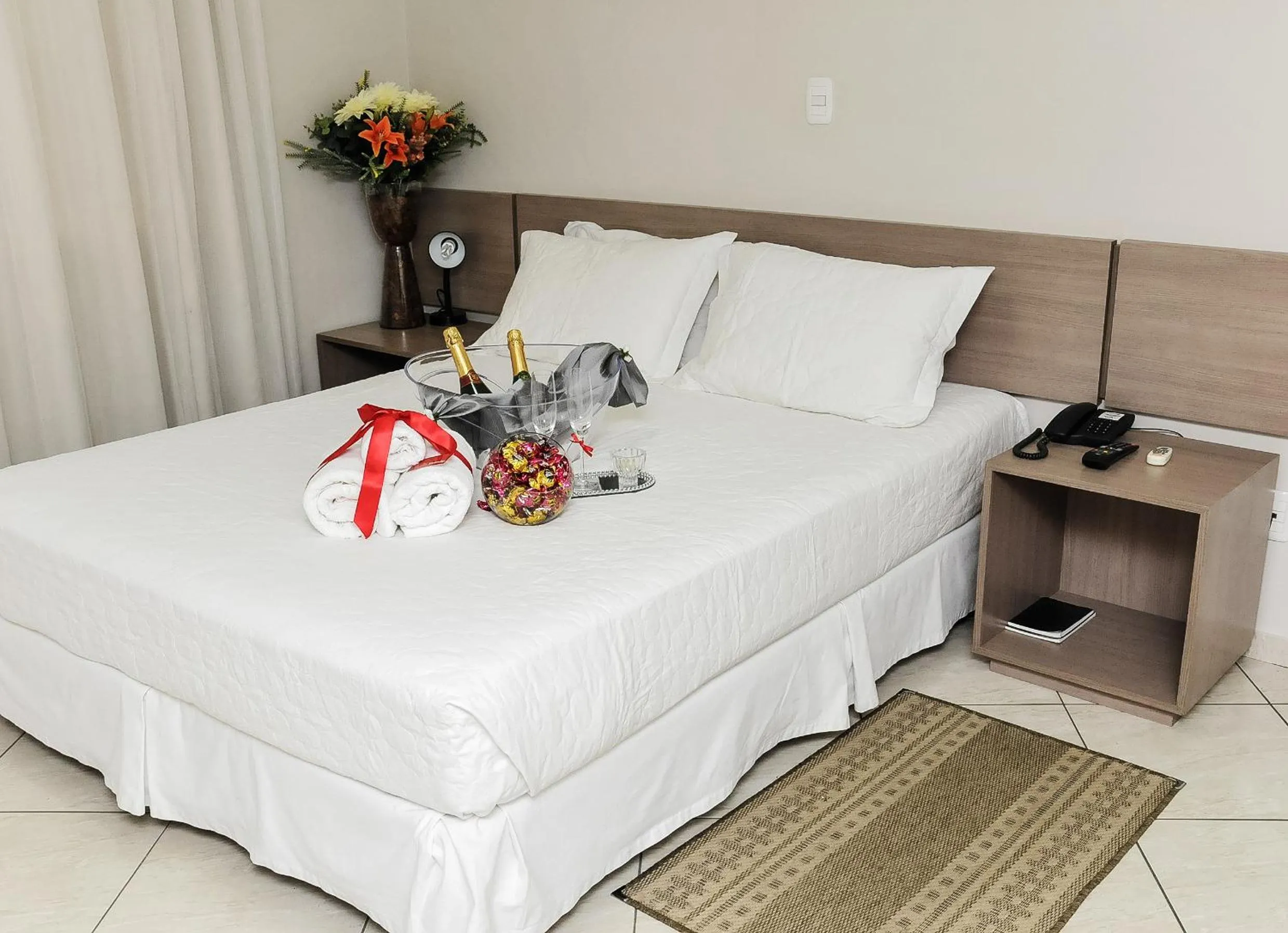 Photo of the whole room, Bed in Vivendas Hotel