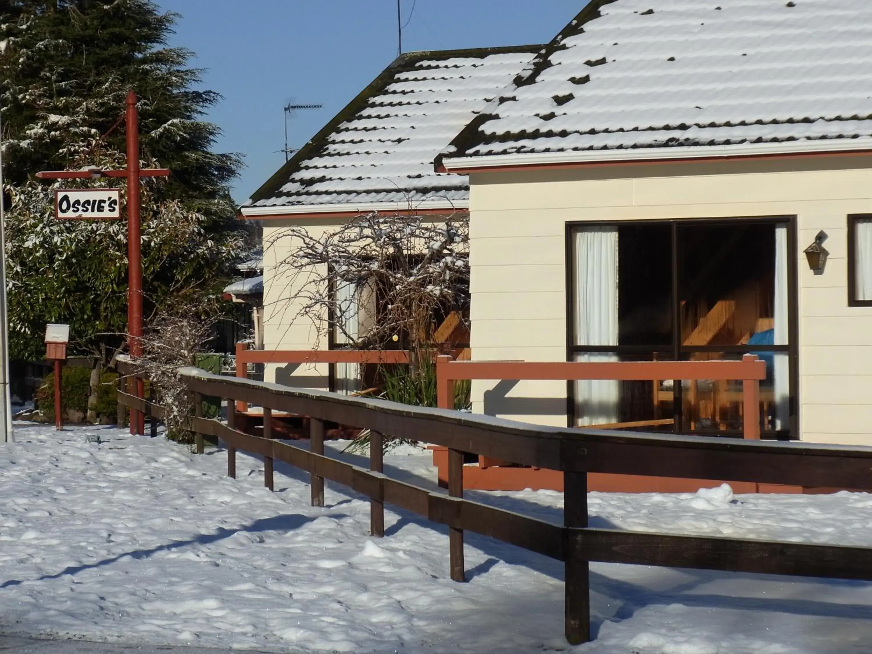 Two-Bedroom Chalet - Split Level in Ossies Motels and Chalets Two-Bedroom Chalet - Split Level in Ossies Motels and Chalets