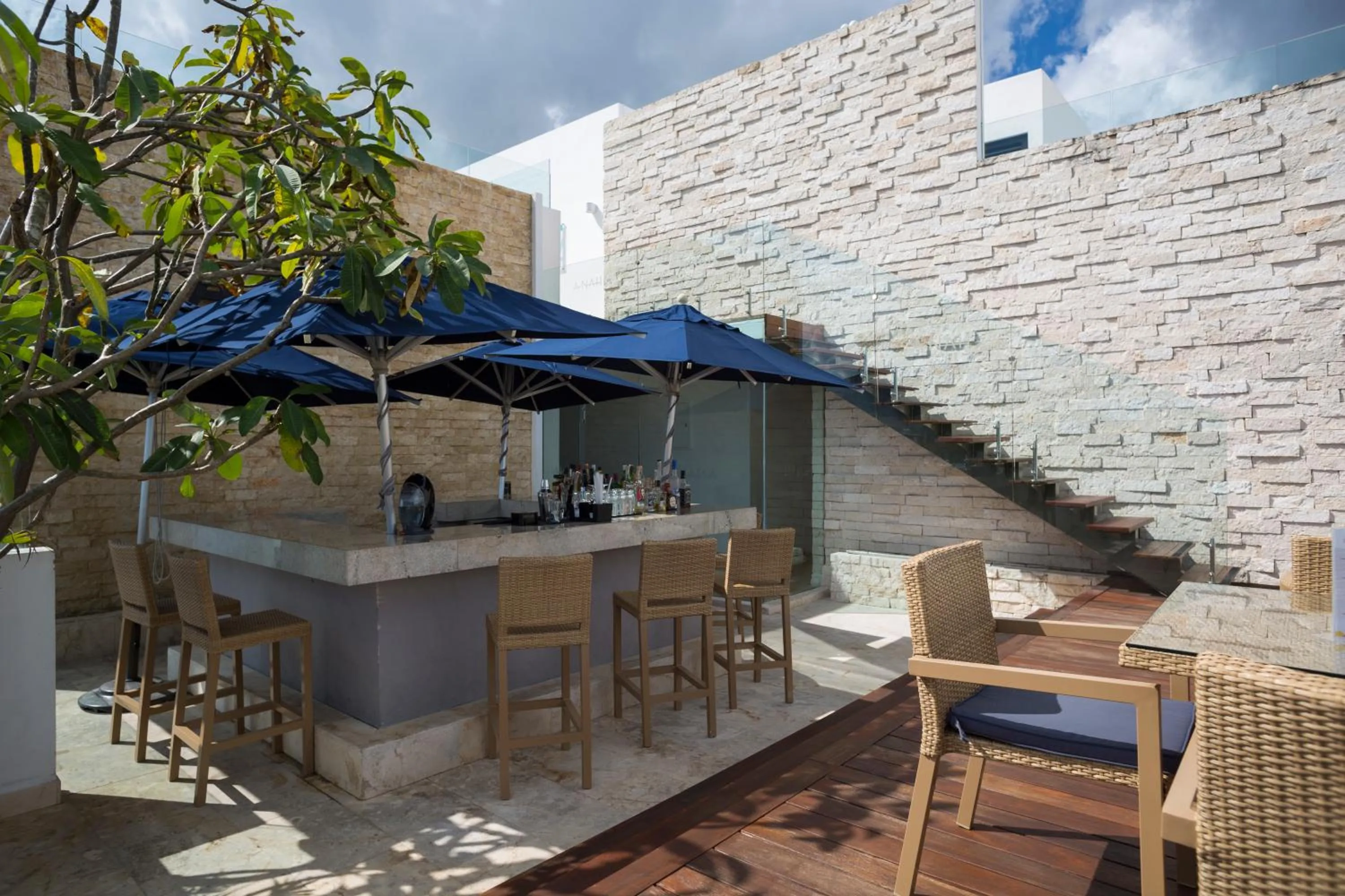 Restaurant/places to eat in Anah Suites