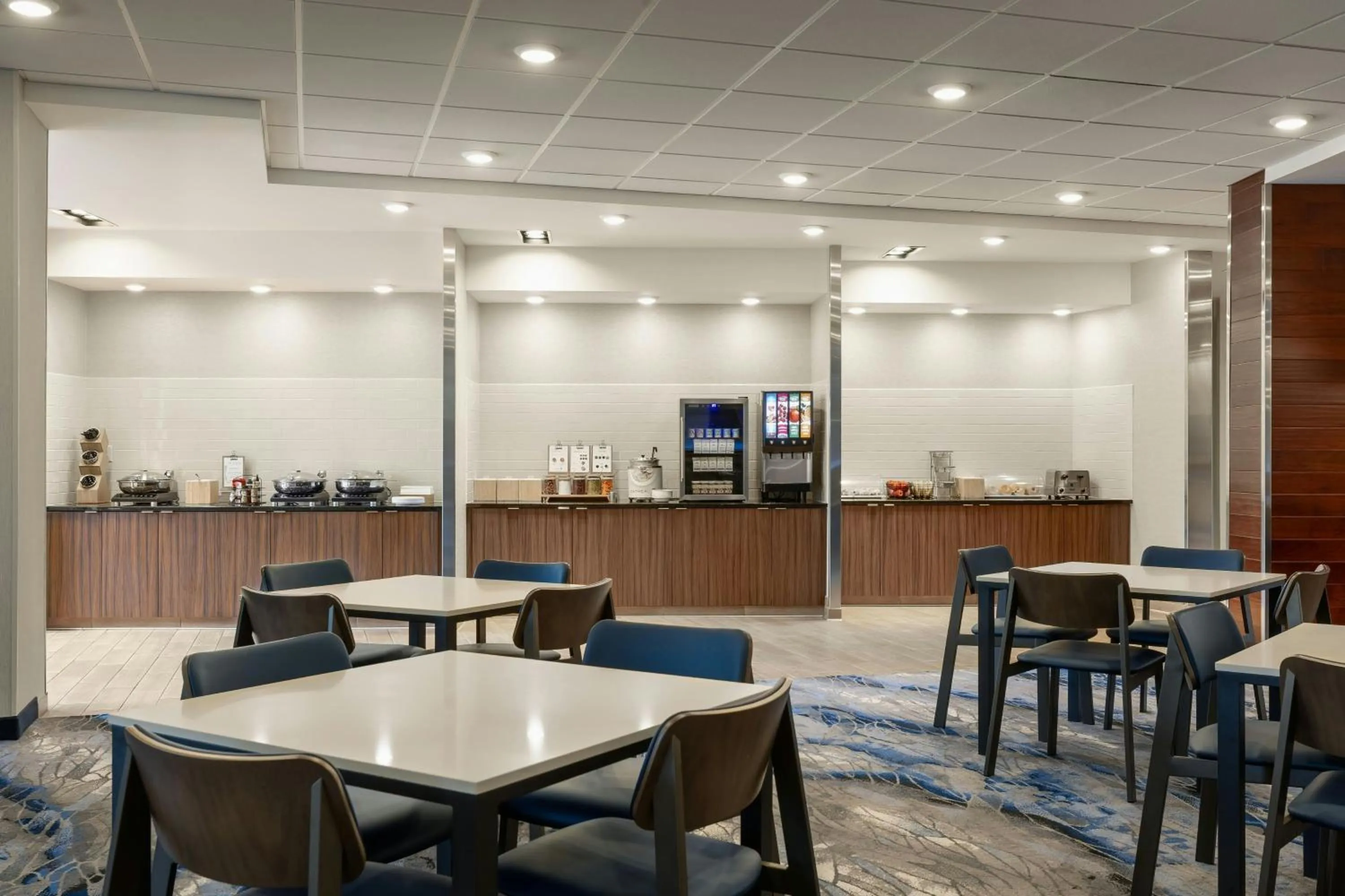 Breakfast in Fairfield Inn & Suites by Marriott St. Paul Northeast