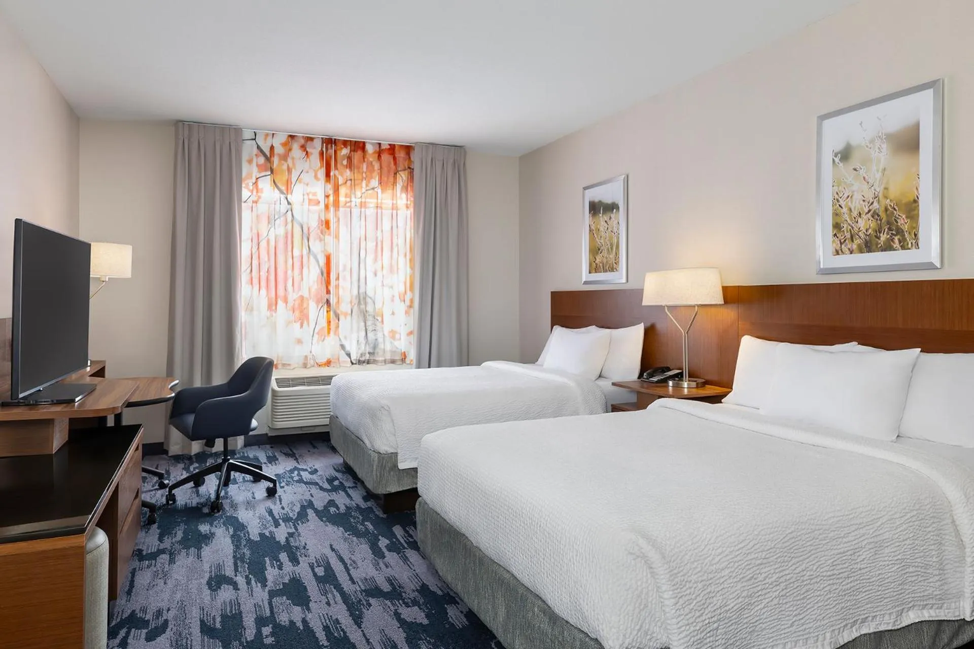 Bed in Fairfield Inn & Suites by Marriott St. Paul Northeast