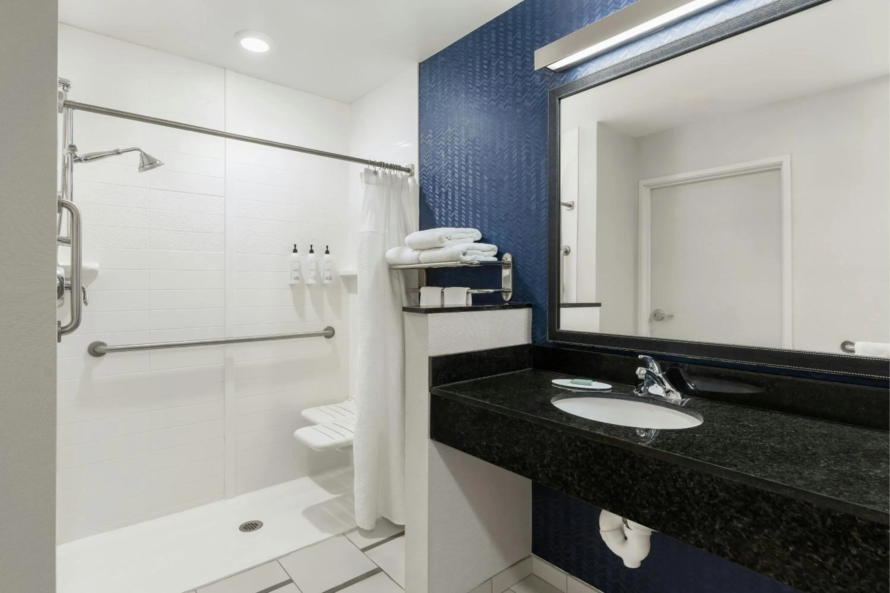 Bathroom in Fairfield Inn & Suites by Marriott St. Paul Northeast