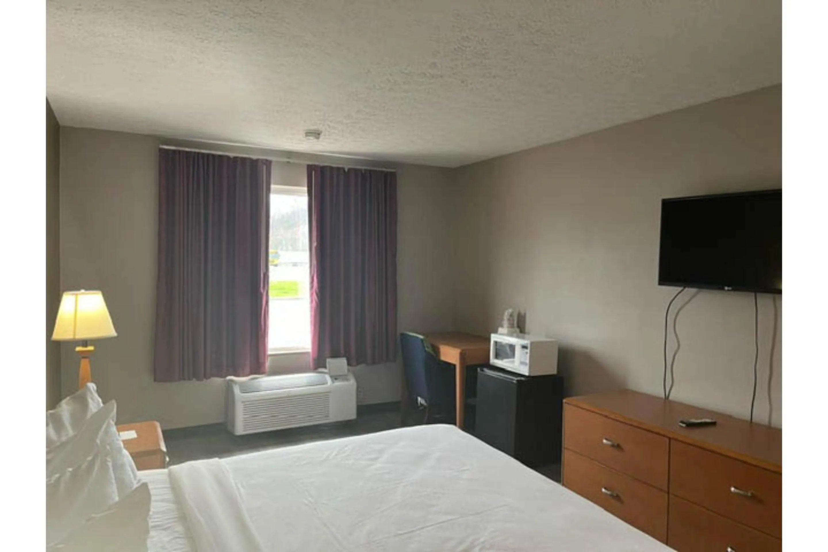 Bedroom in Motel 6 Williamstown, WV