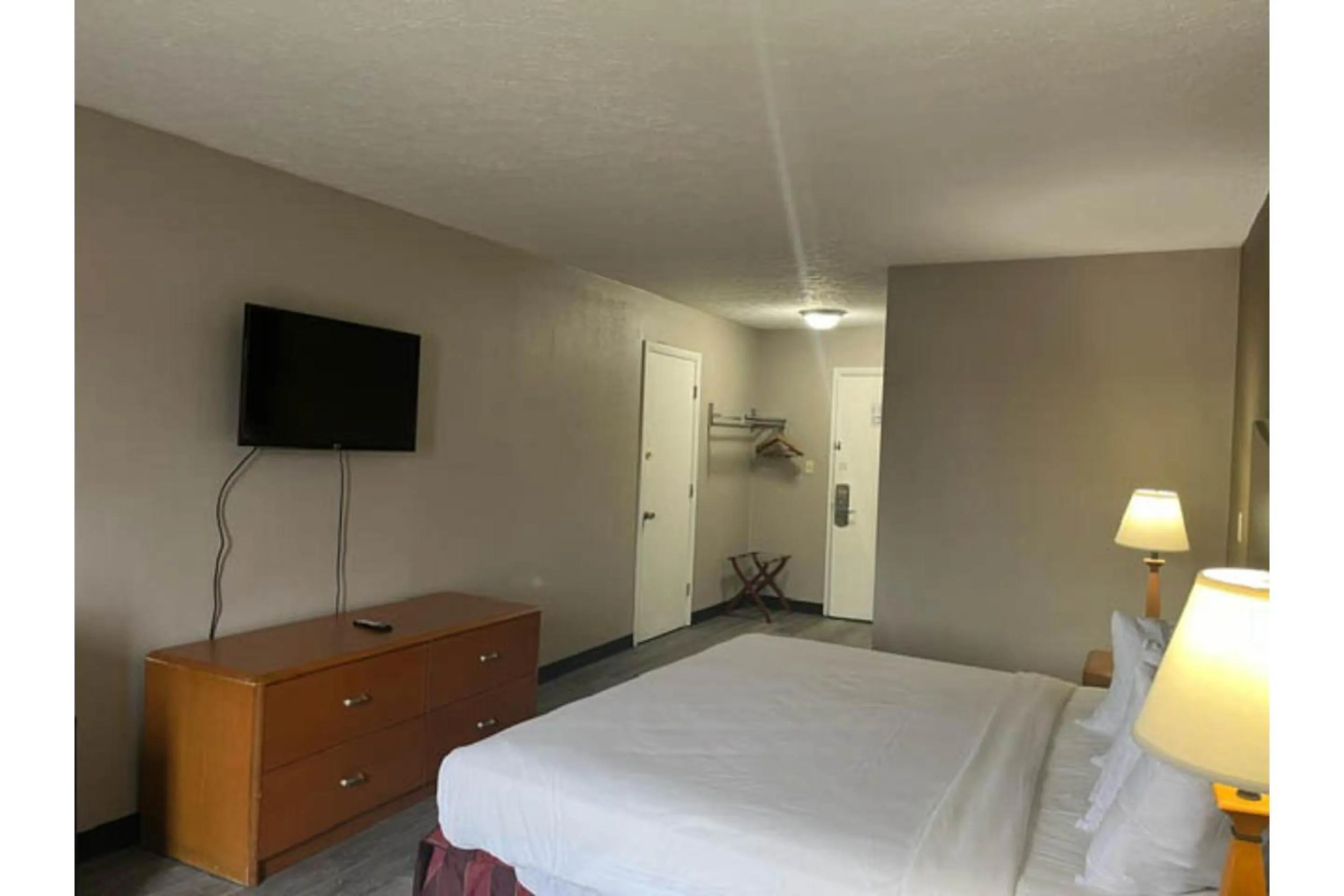 Bedroom in Motel 6 Williamstown, WV