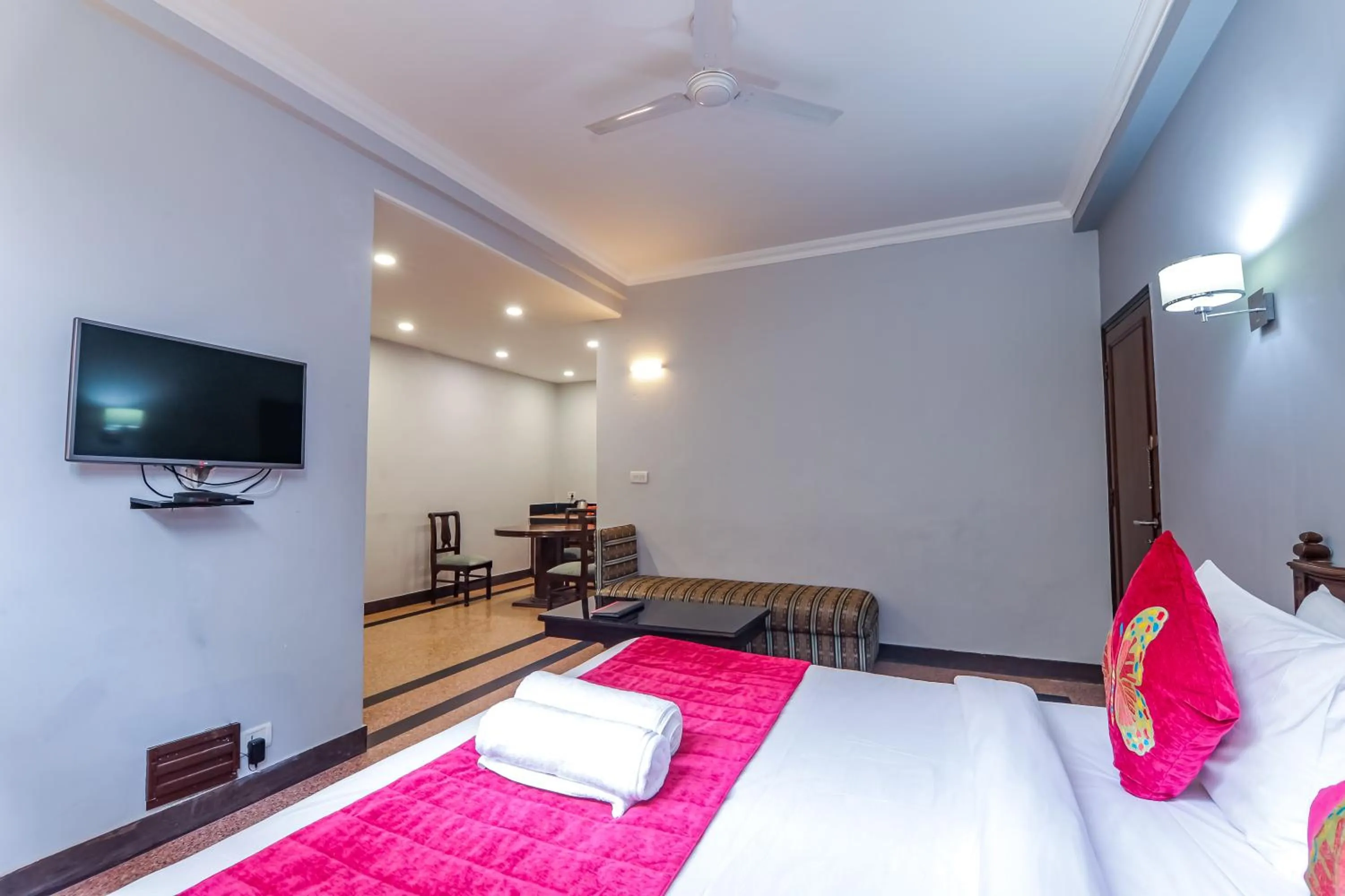 Photo of the whole room in Green N Breeze Resorts Mussoorie