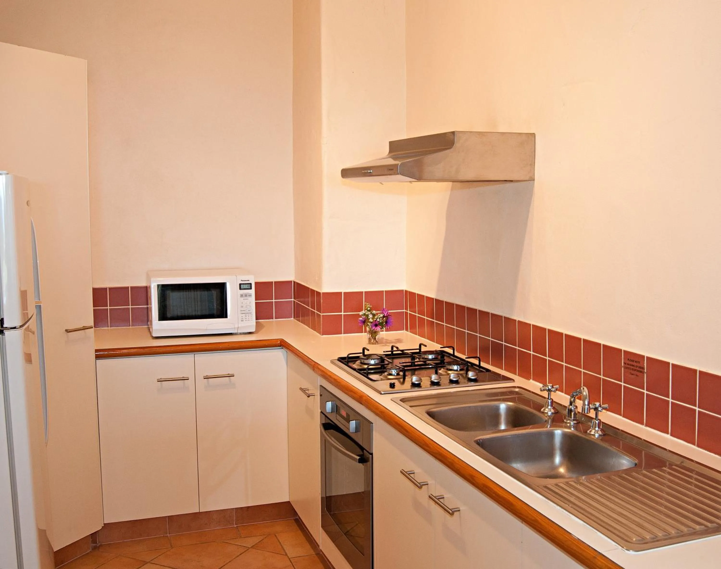 Kitchen or kitchenette in Canal Rocks Beachfront Apartments