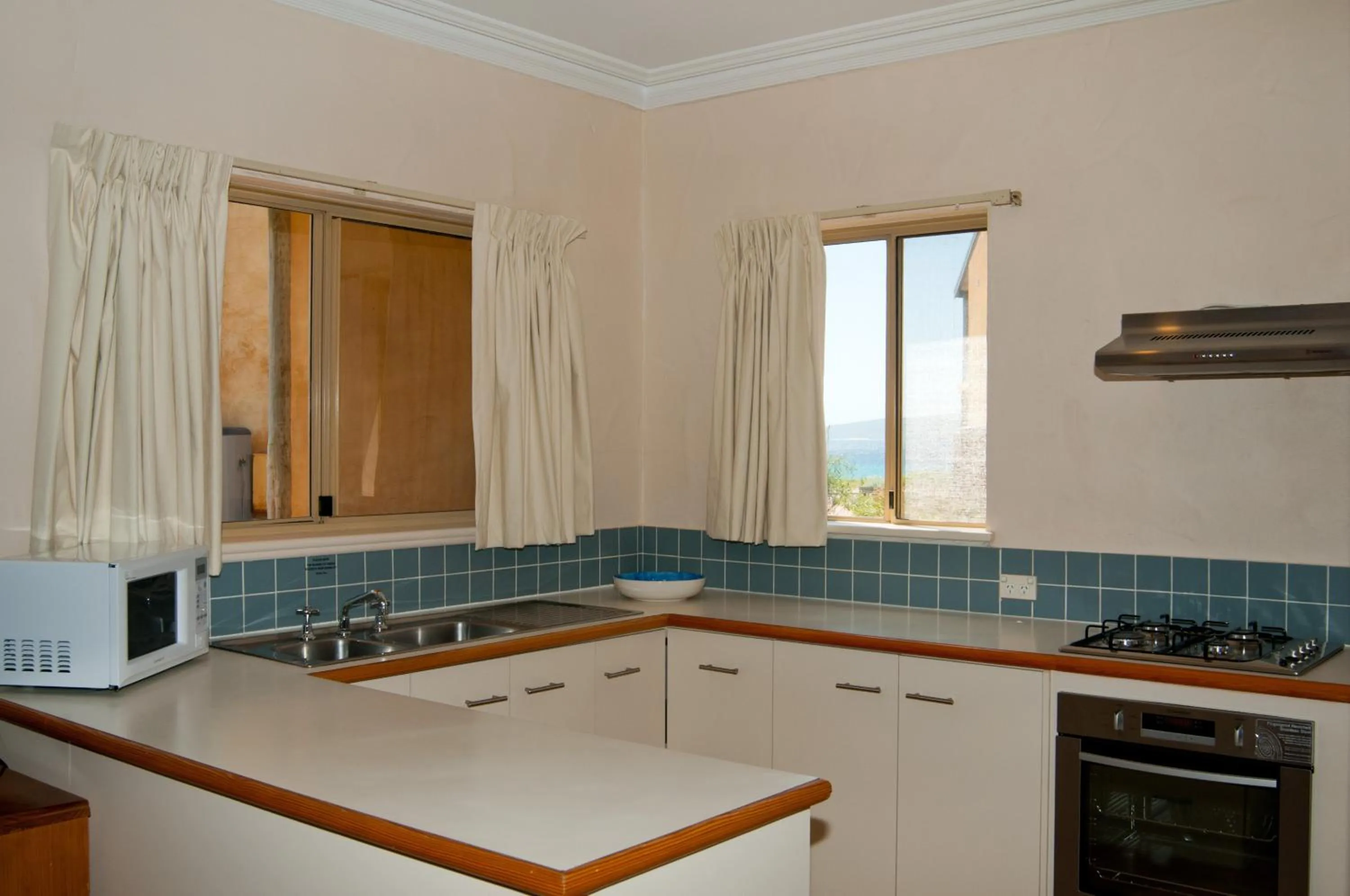 Kitchen or kitchenette in Canal Rocks Beachfront Apartments