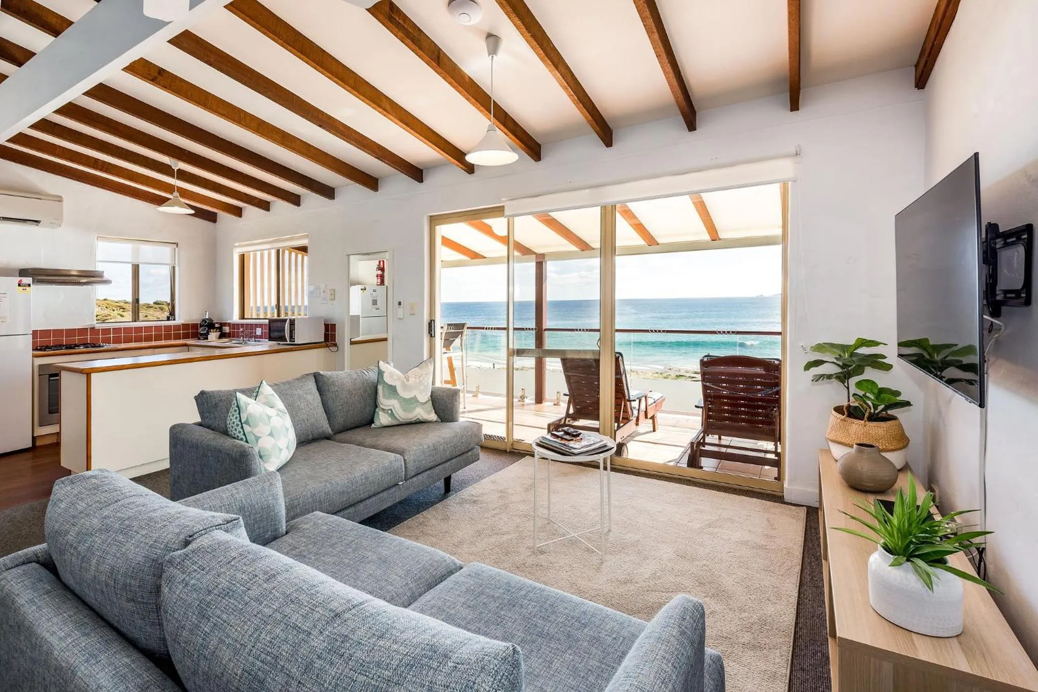 Canal Rocks Beachfront Apartments