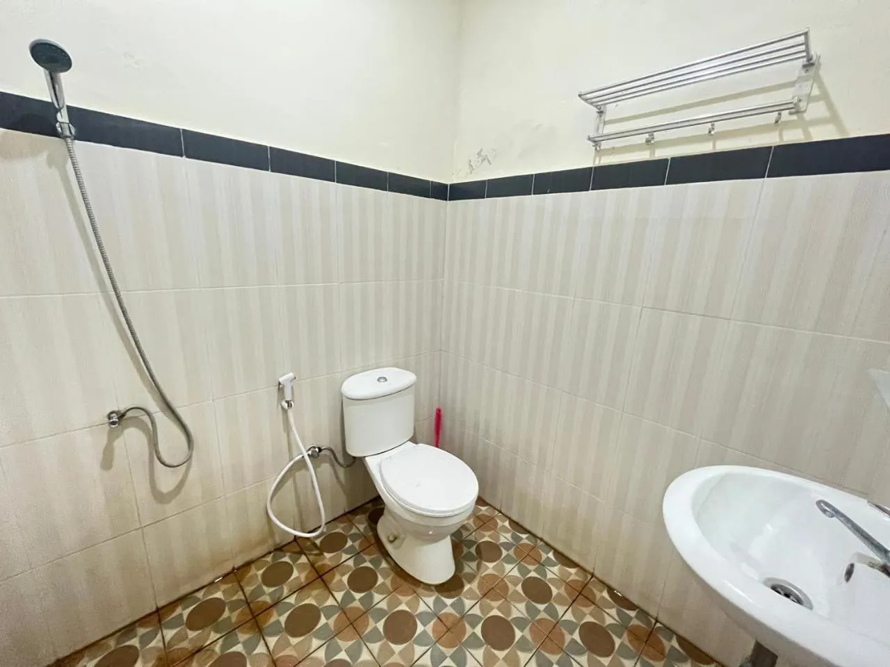 Bathroom in RedDoorz @ Porodisa Homestay Palu