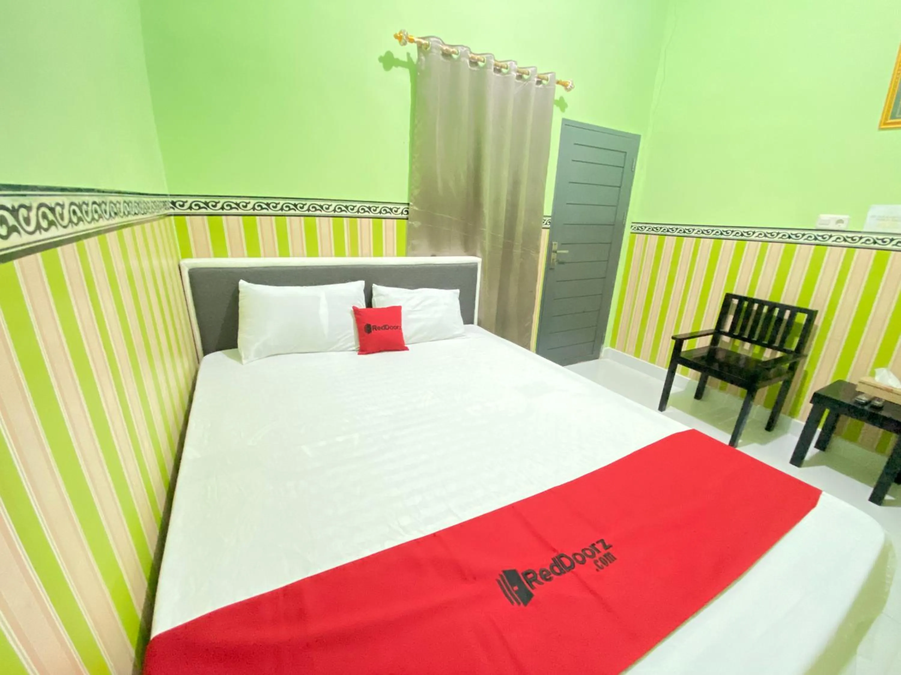 Bed in RedDoorz @ Porodisa Homestay Palu