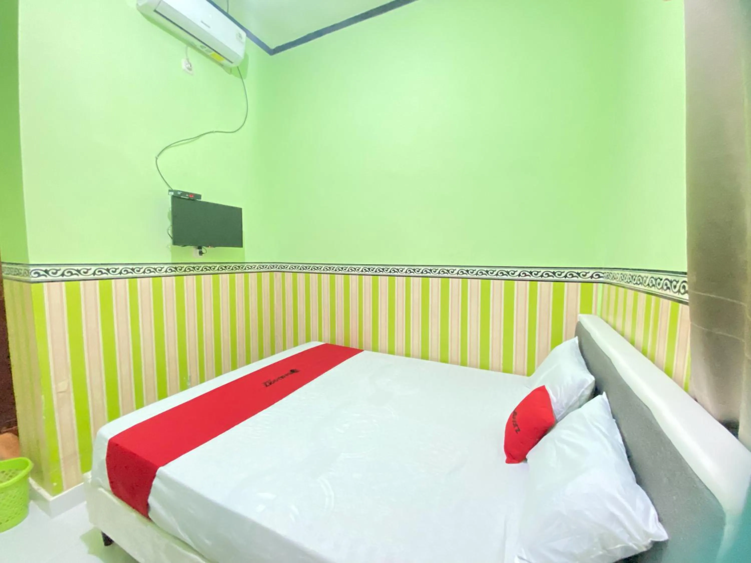 Bedroom, Bed in RedDoorz @ Porodisa Homestay Palu