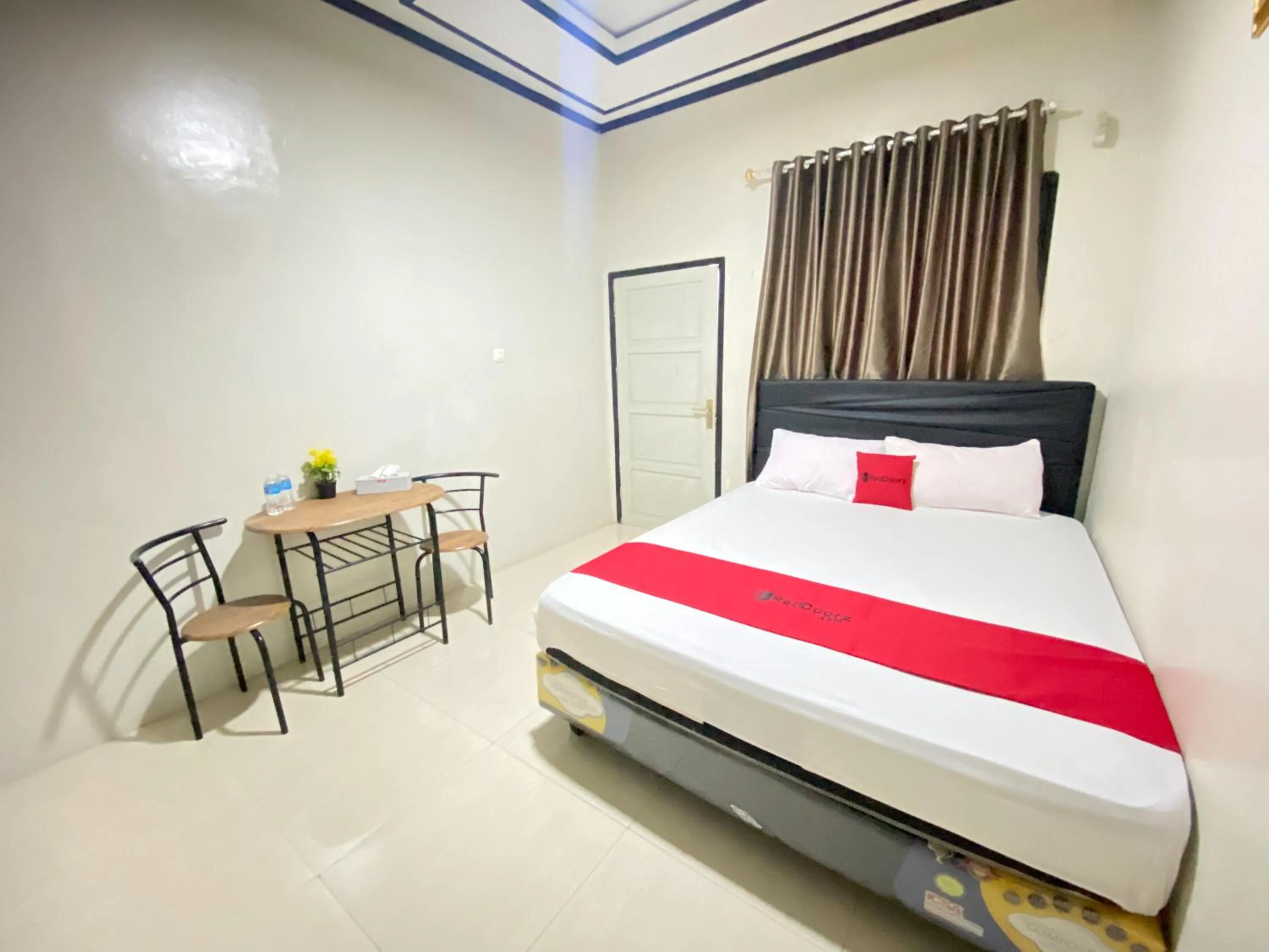 Bedroom, Bed in RedDoorz @ Porodisa Homestay Palu