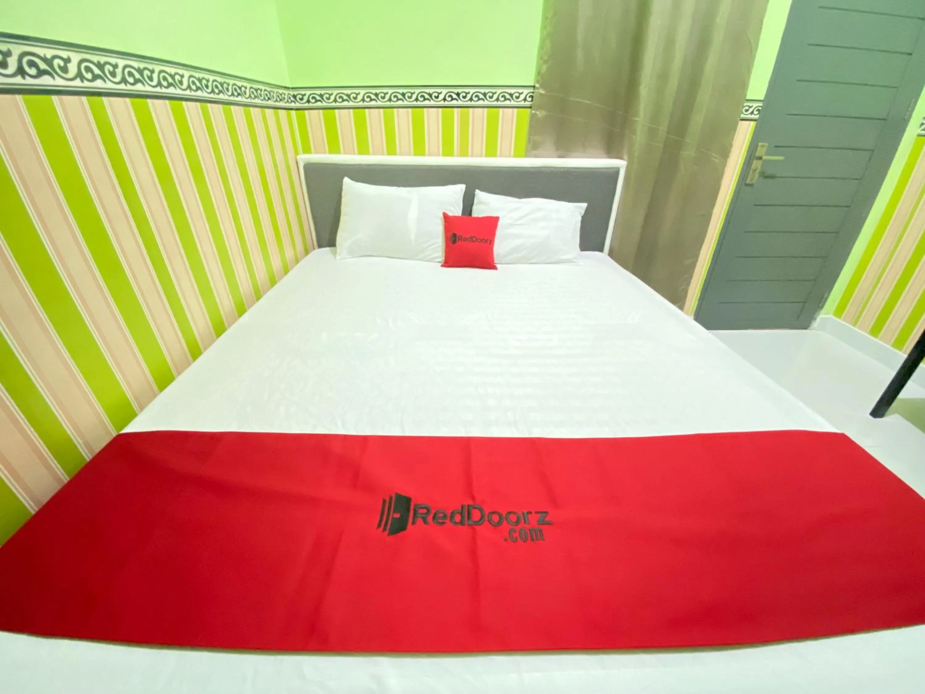 Bedroom, Bed in RedDoorz @ Porodisa Homestay Palu