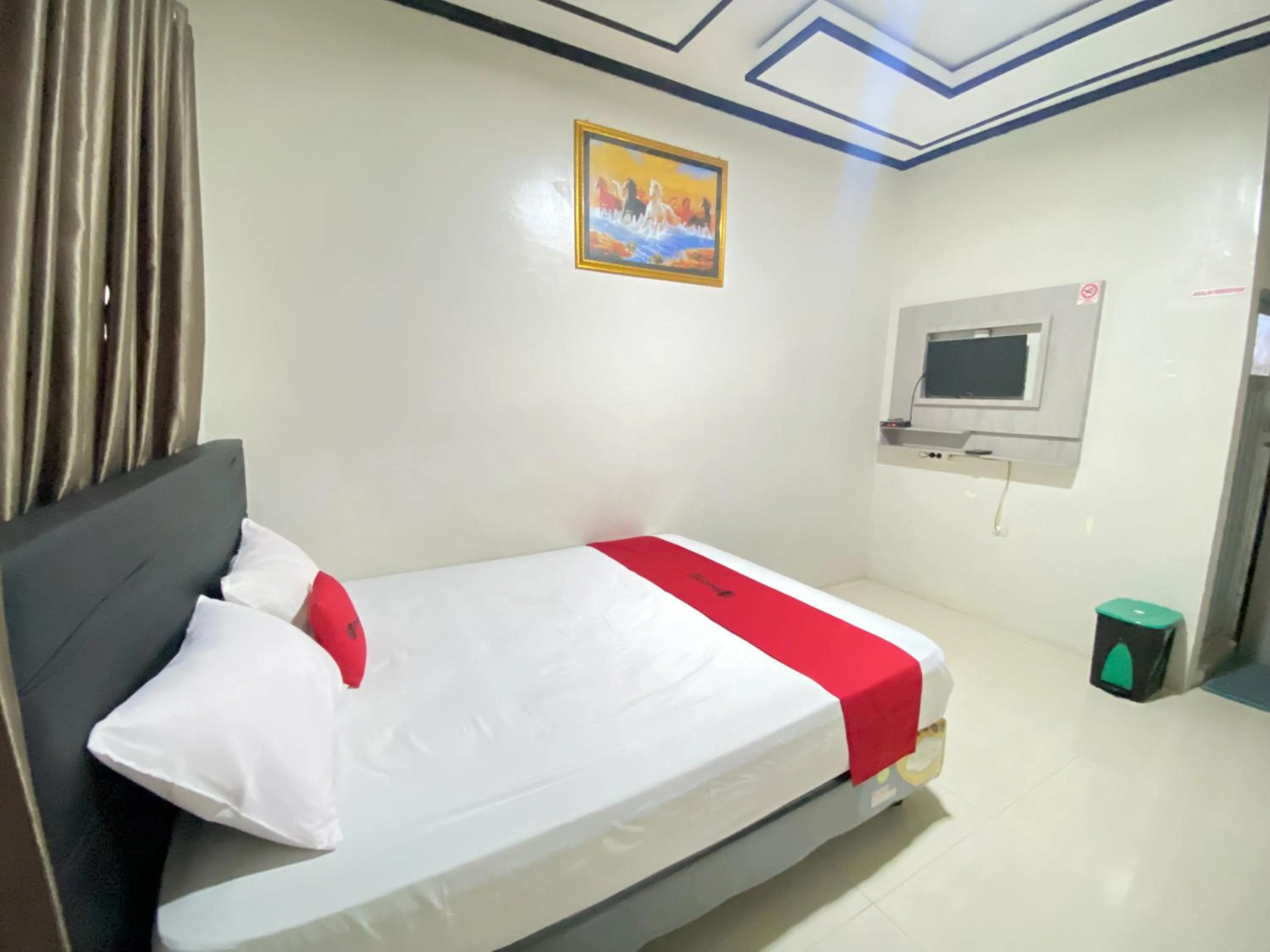 Bedroom, Bed in RedDoorz @ Porodisa Homestay Palu