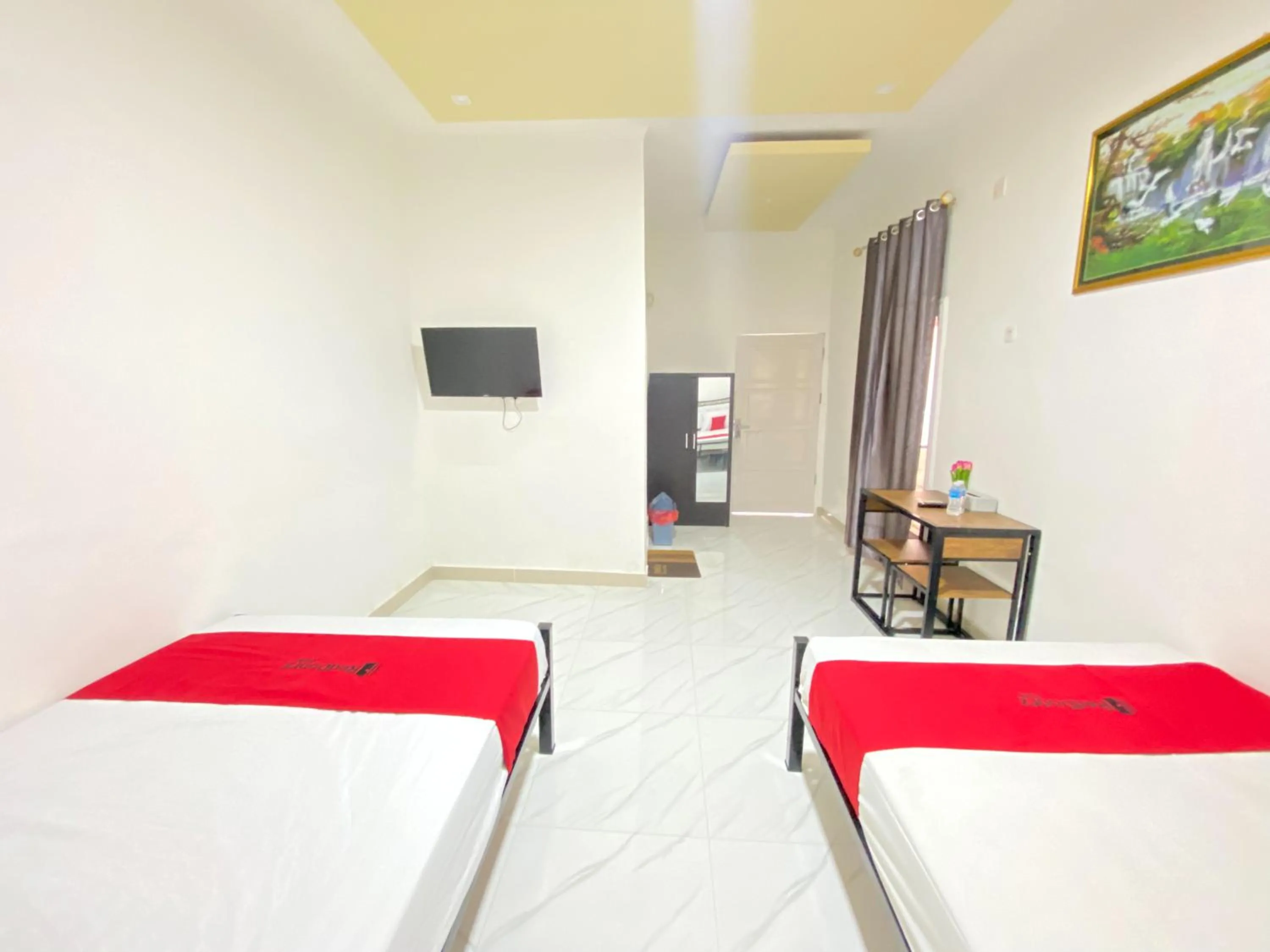 Bedroom, Bed in RedDoorz @ Porodisa Homestay Palu
