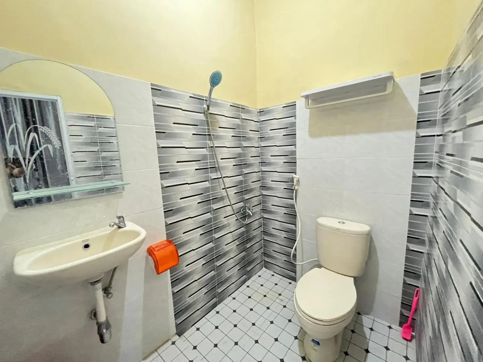 Deluxe Twin Room in RedDoorz @ Porodisa Homestay Palu Deluxe Twin Room in RedDoorz @ Porodisa Homestay Palu