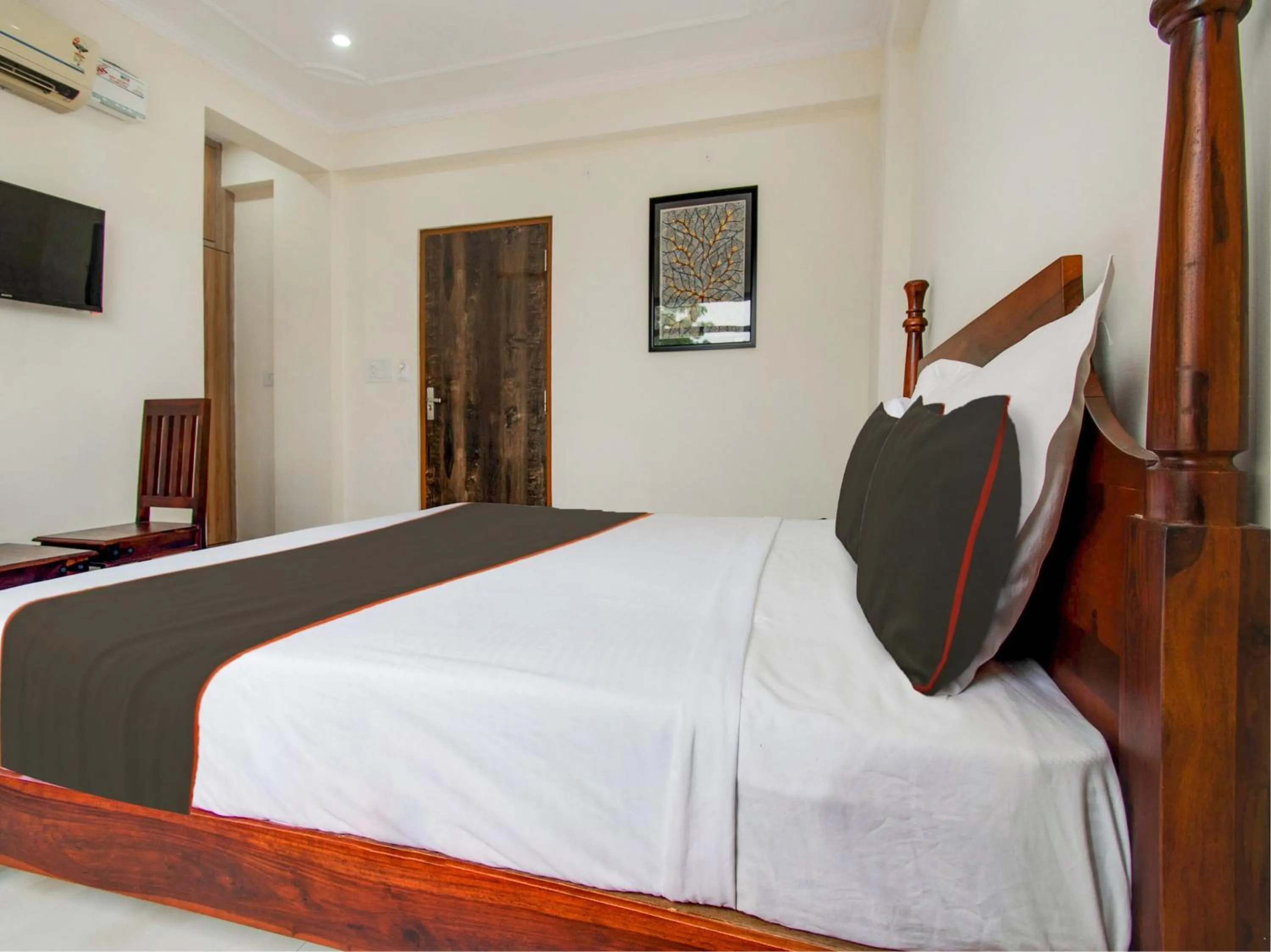 Bedroom in OYO Hotel O Omeshwari