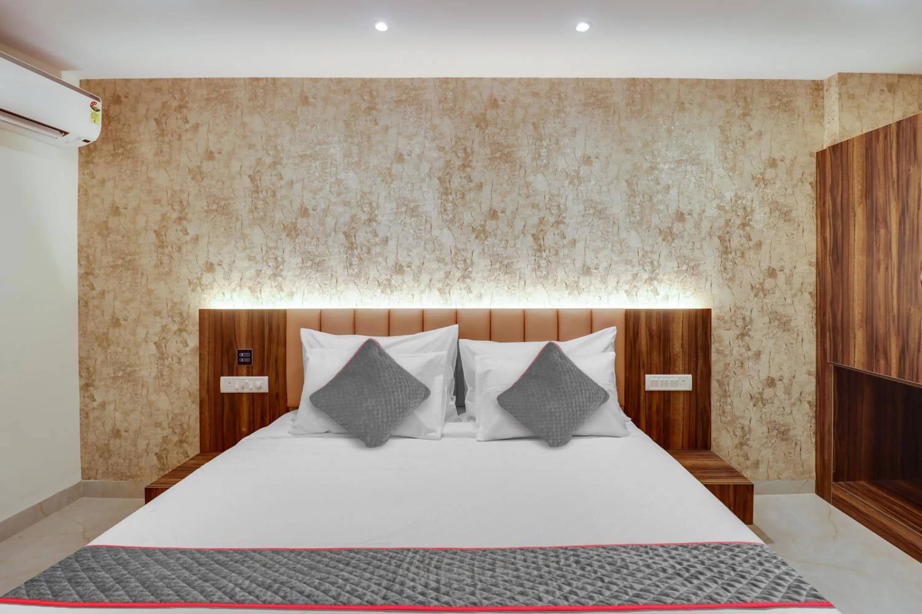 Bedroom, Bed in Collection O Manu