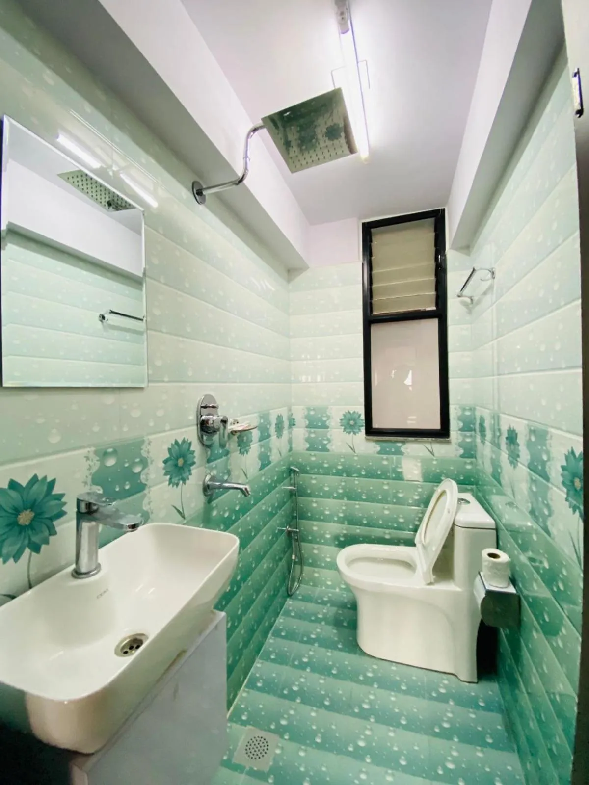 Shower in Hotel Durbar Side