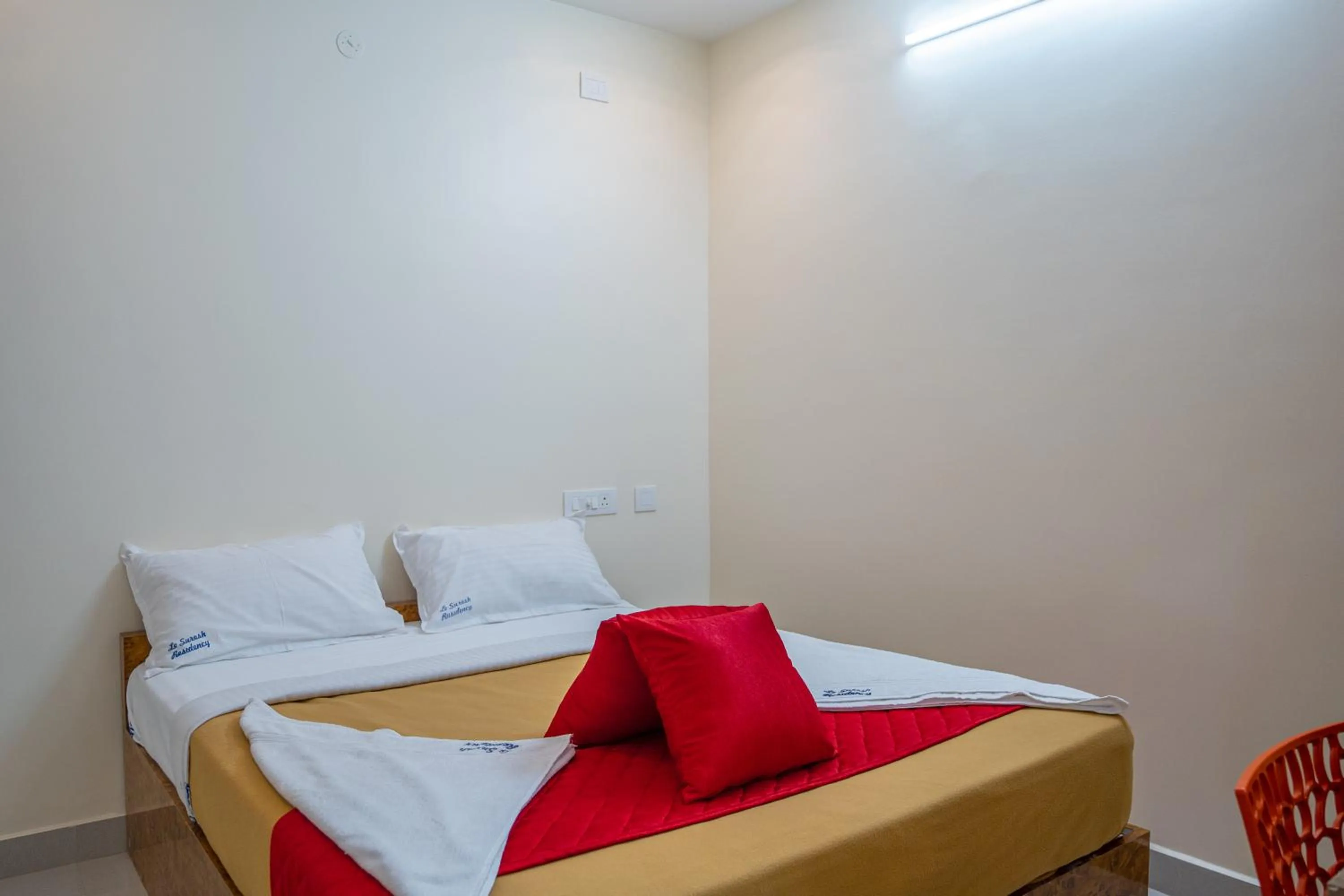 Bedroom, Bed in Le Suresh Guest House