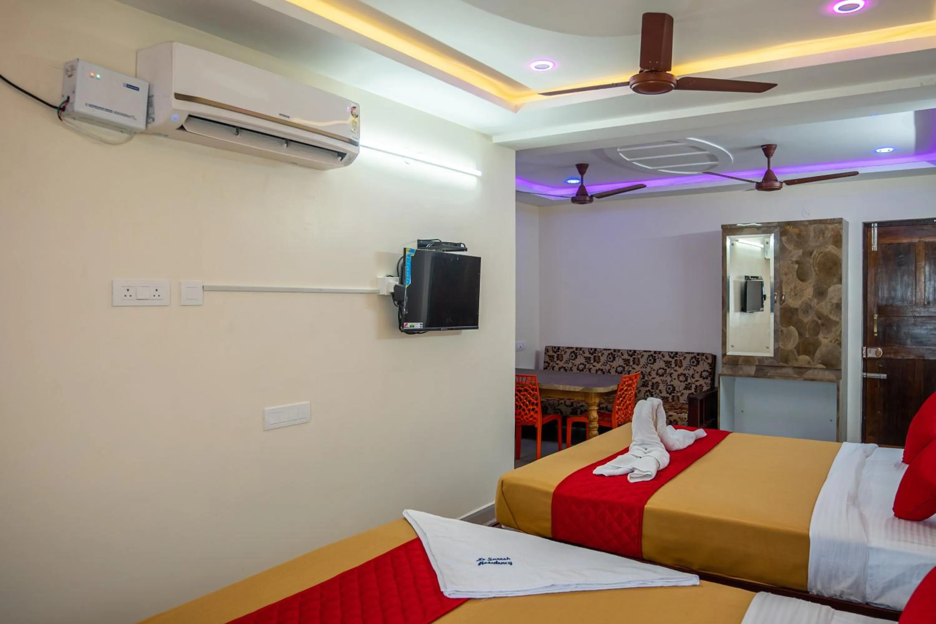 TV and multimedia, Bed in Le Suresh Guest House