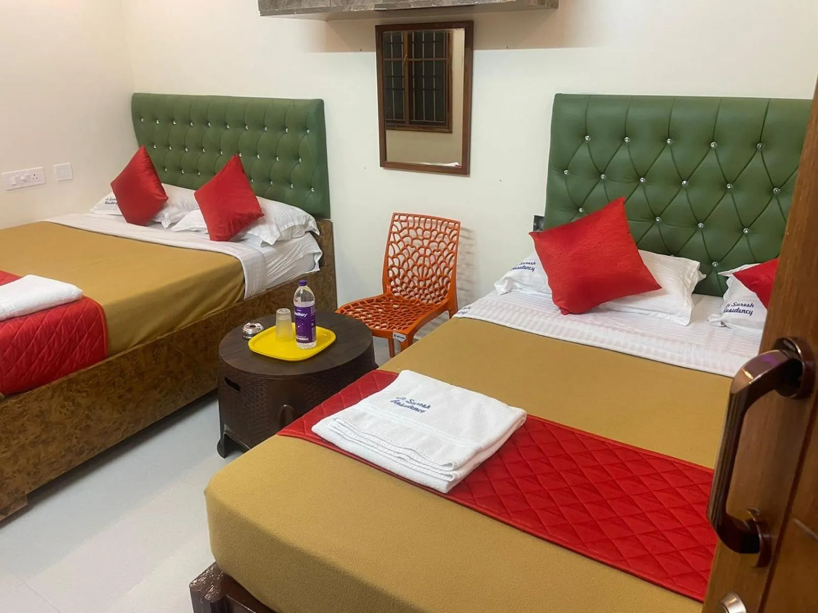 Bedroom, Bed in Le Suresh Guest House