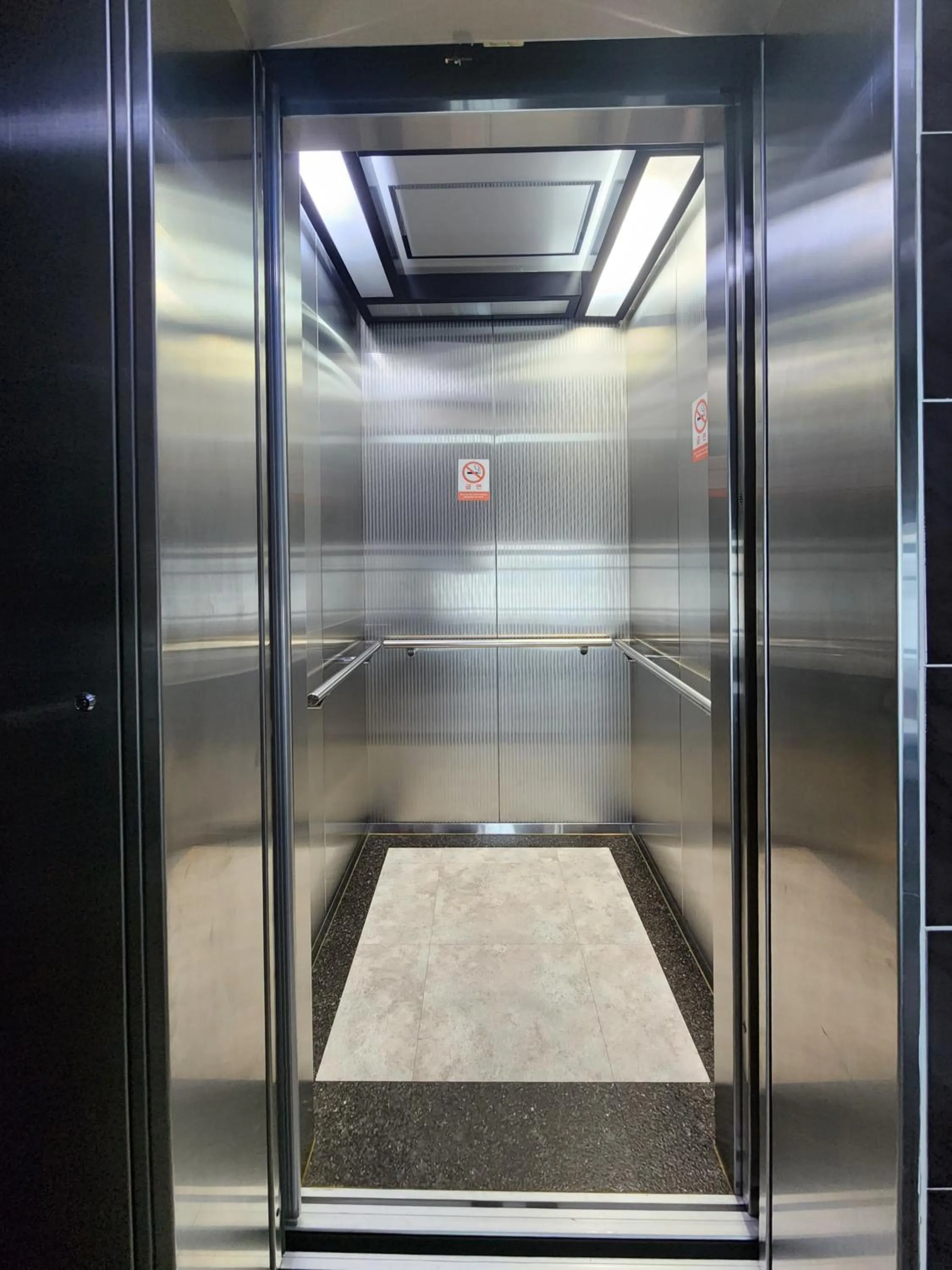 elevator in e comfy Hotel